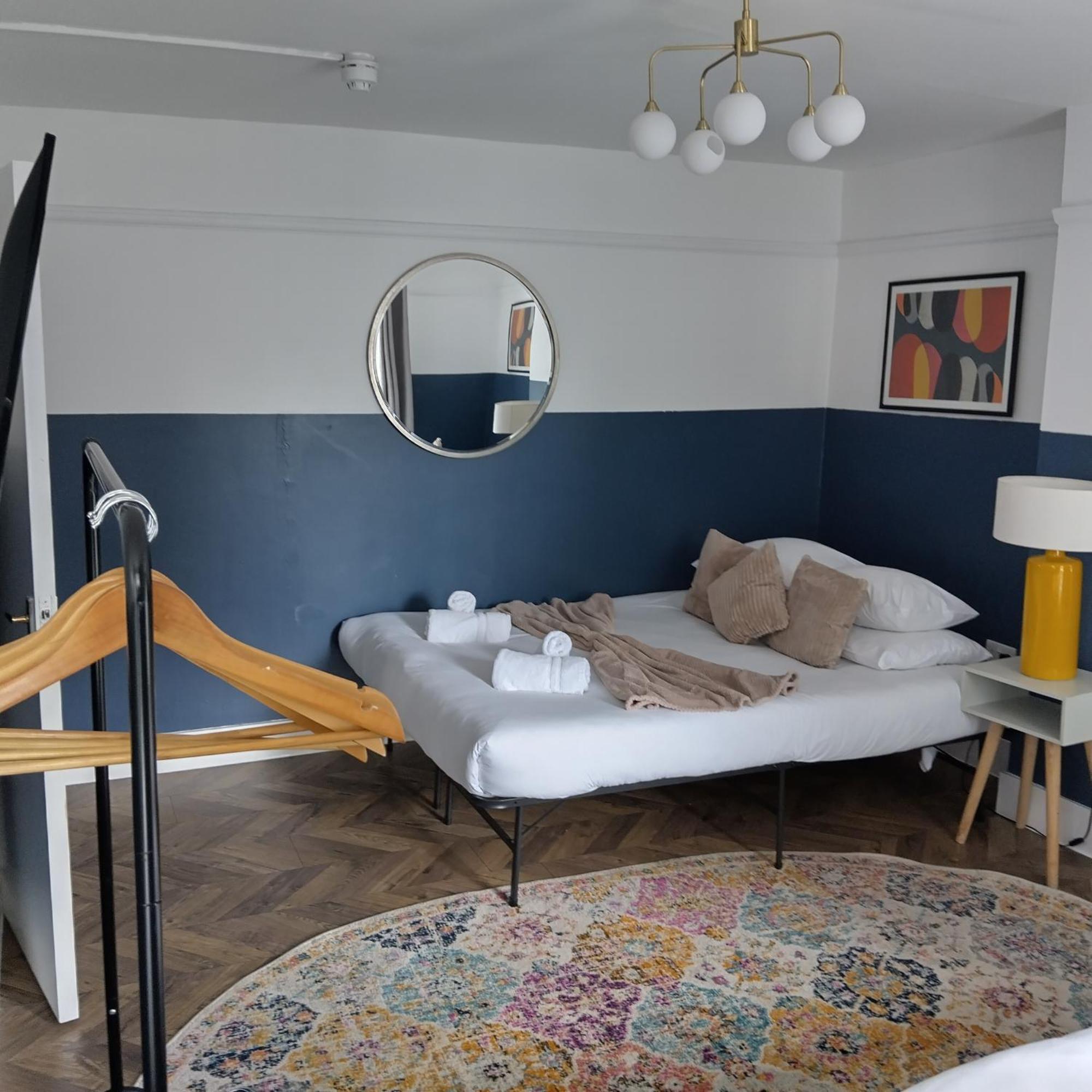 Spacious 5-bedroom, 4-bathroom In Central Zone 1 Apartment
