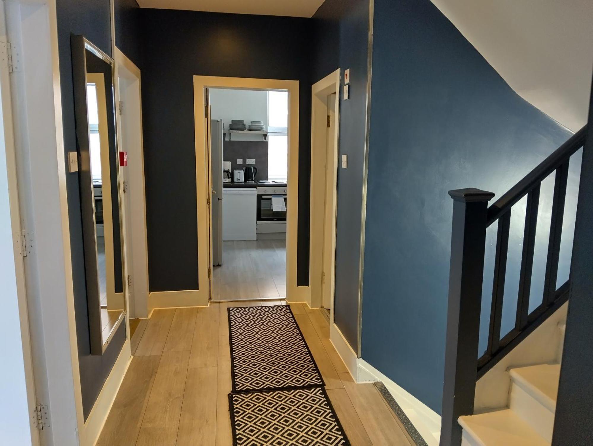 Spacious 5-bedroom, 4-bathroom In Central Zone 1 Apartment *