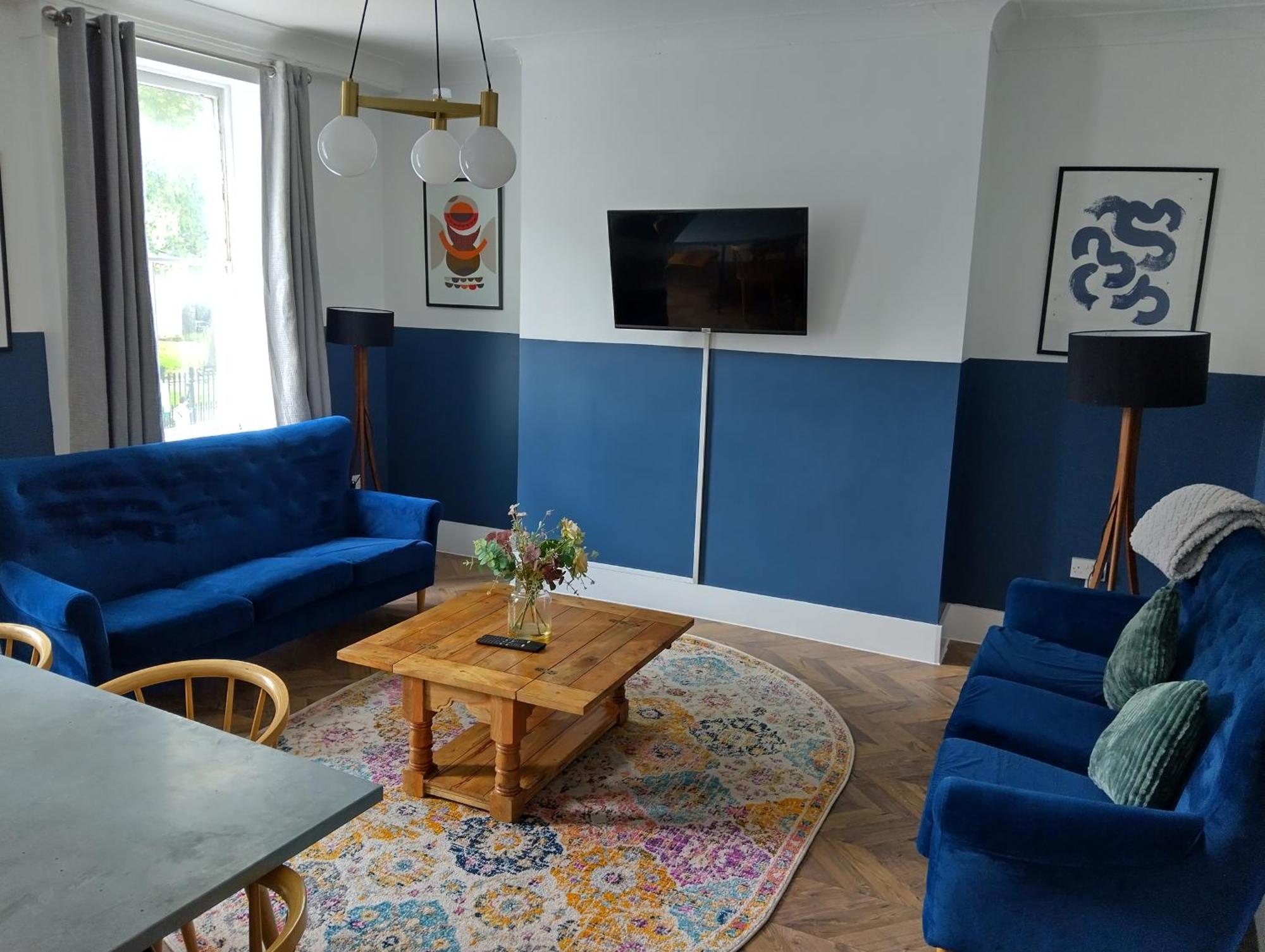 Spacious 5-bedroom, 4-bathroom In Central Zone 1 Apartment *