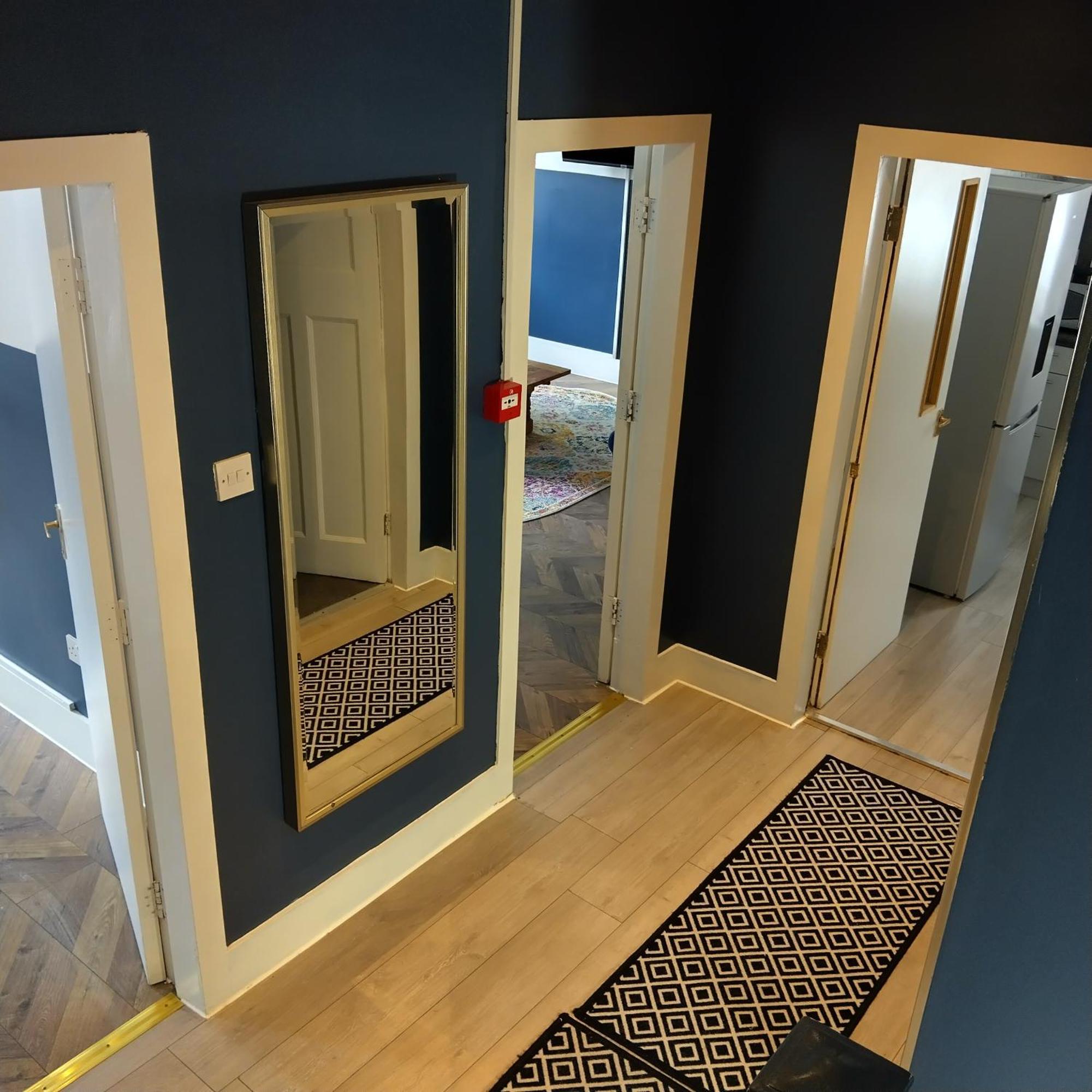 Spacious 5-bedroom, 4-bathroom In Central Zone 1 Apartment *