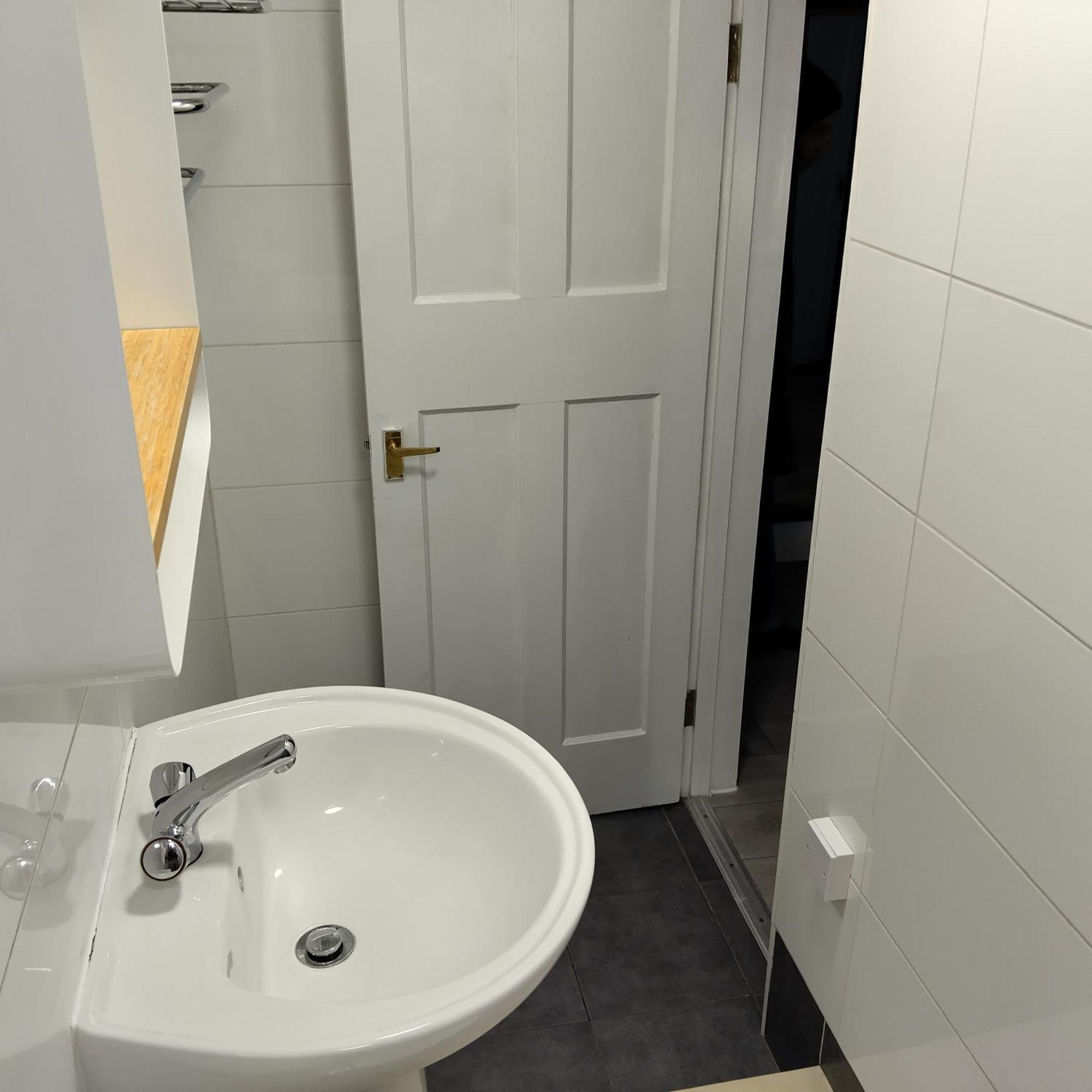 Spacious 5-bedroom, 4-bathroom In Central Zone 1 Apartment *