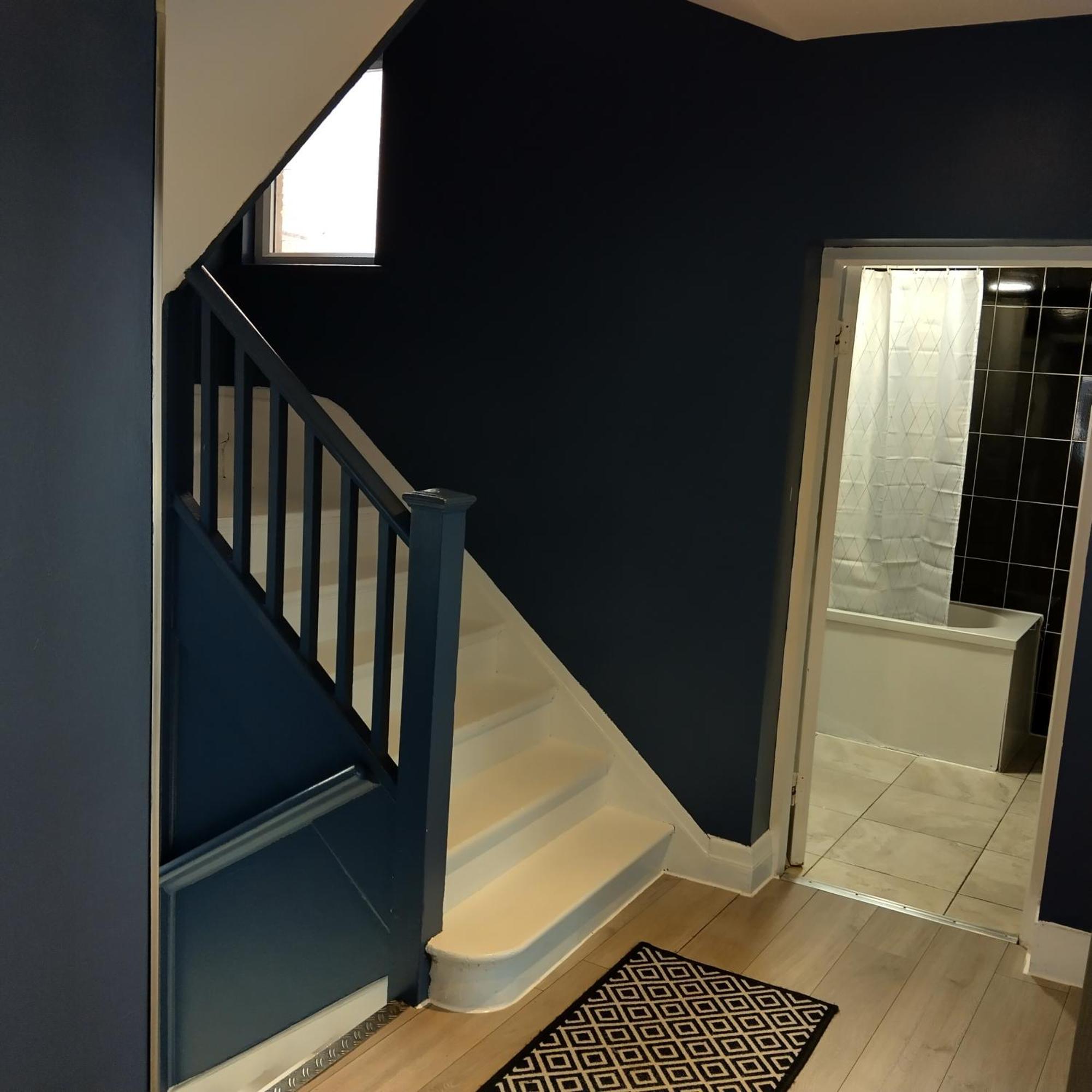 Spacious 5-bedroom, 4-bathroom In Central Zone 1 Apartment *