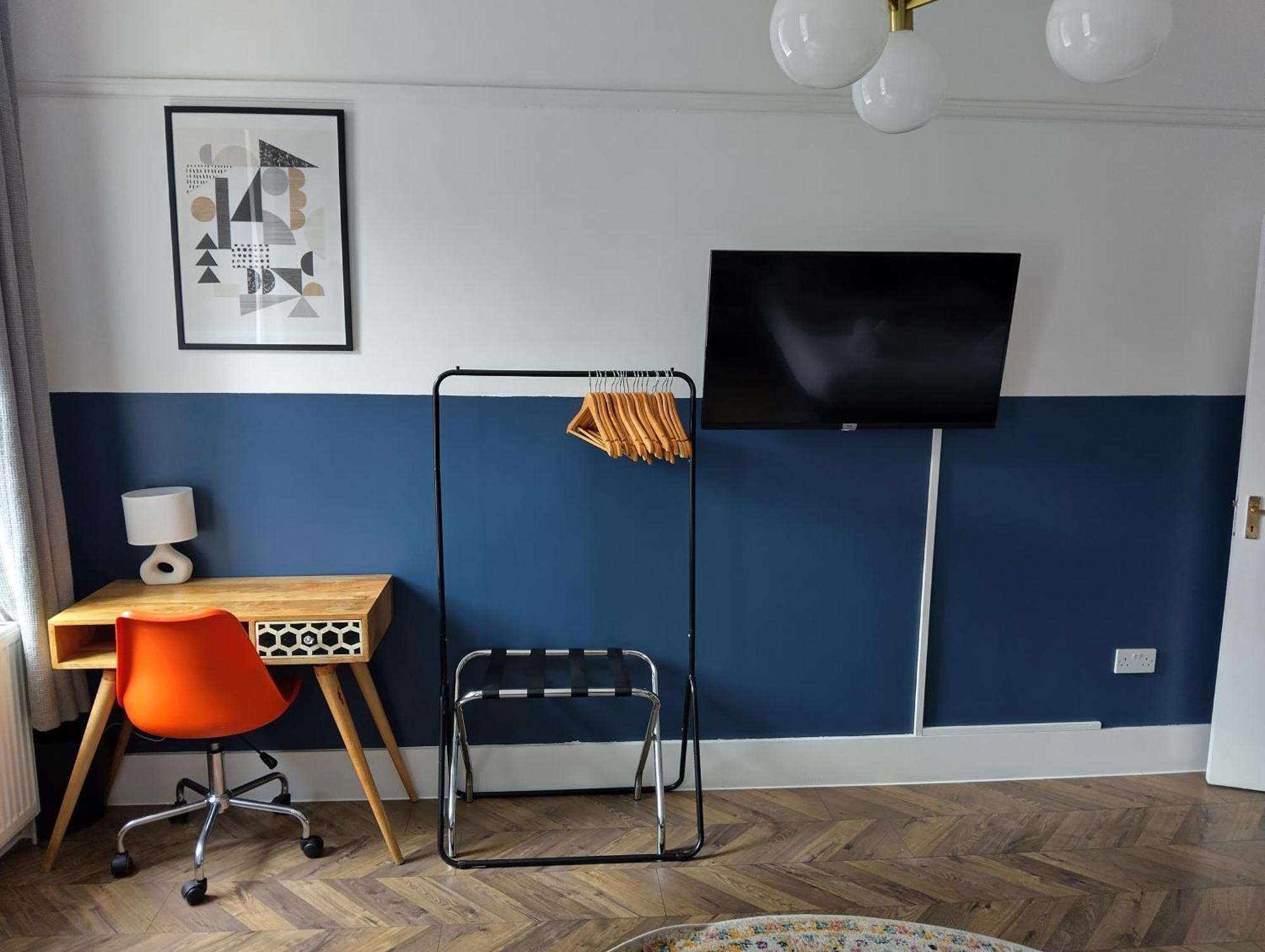 Spacious 5-bedroom, 4-bathroom In Central Zone 1 Apartment *