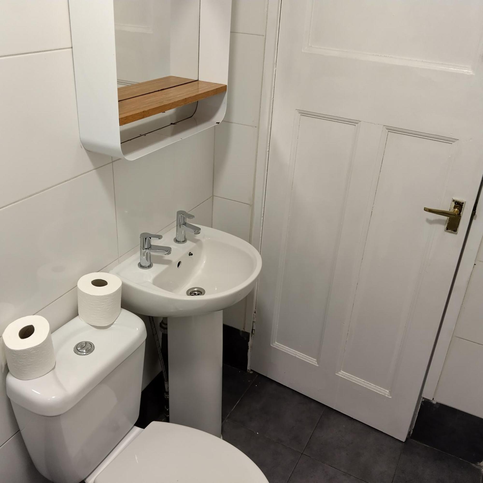 Spacious 5-bedroom, 4-bathroom In Central Zone 1 Apartment *