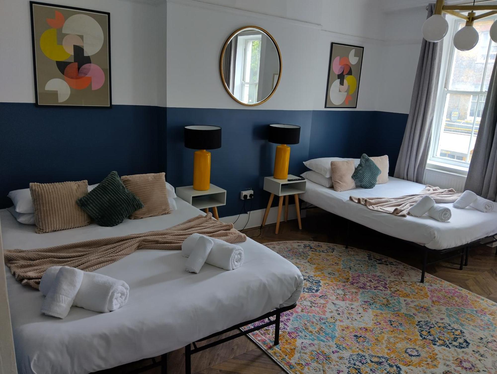 Spacious 5-bedroom, 4-bathroom In Central Zone 1 Apartment *