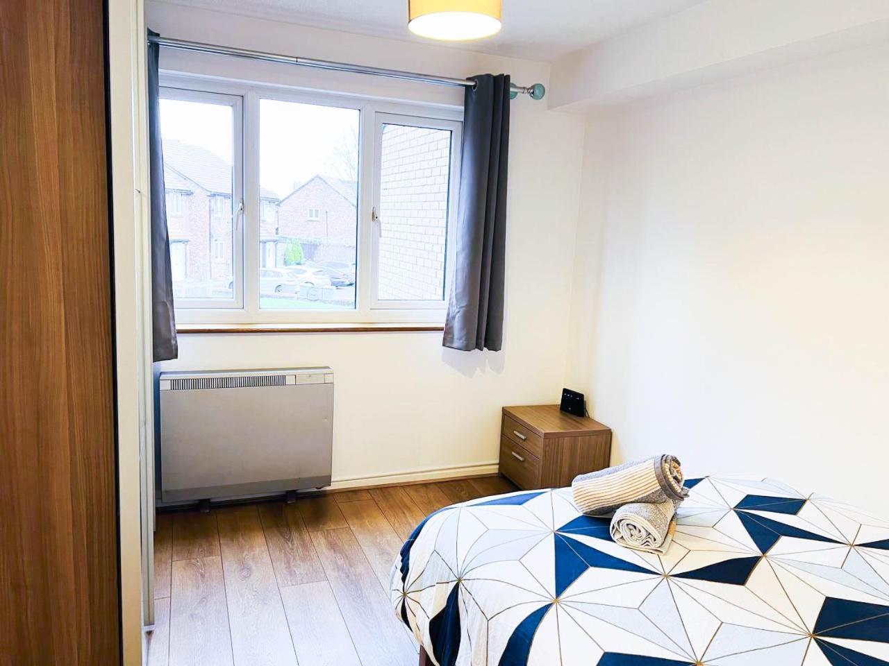Apartment Lovely 2 Bedroom Flat With Free Parking, Great Transport Links To London, The Excel Centre, Canary Wharf And The O2! *