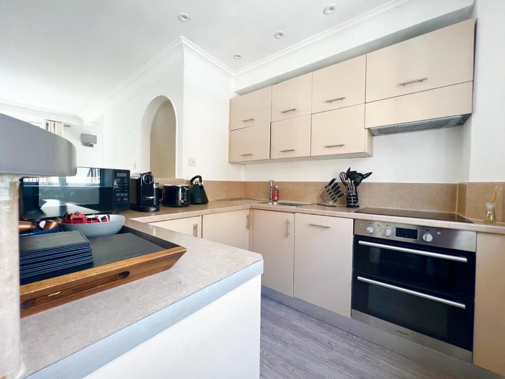 Split Level 2 Bed Apartment- Mayfair Apartamento