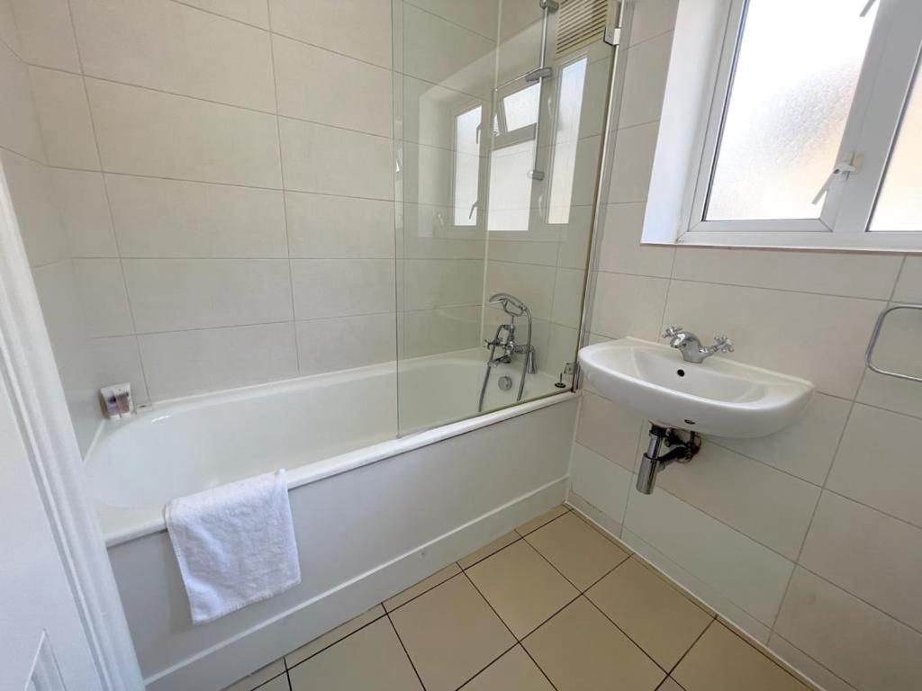 Split Level 2 Bed Apartment- Mayfair Apartamento