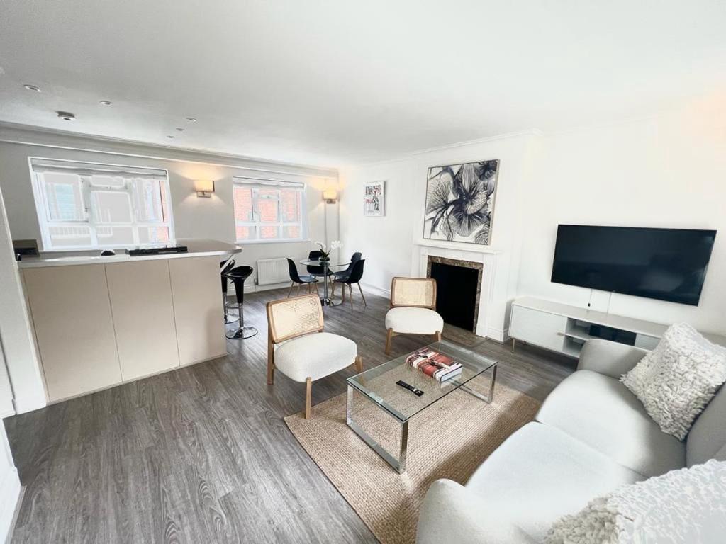 Split Level 2 Bed Apartment- Mayfair Londres