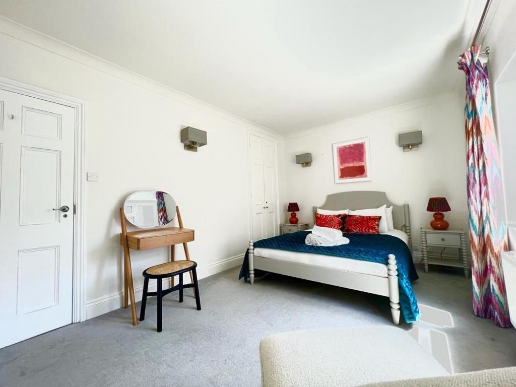 Split Level 2 Bed Apartment- Mayfair Apartamento