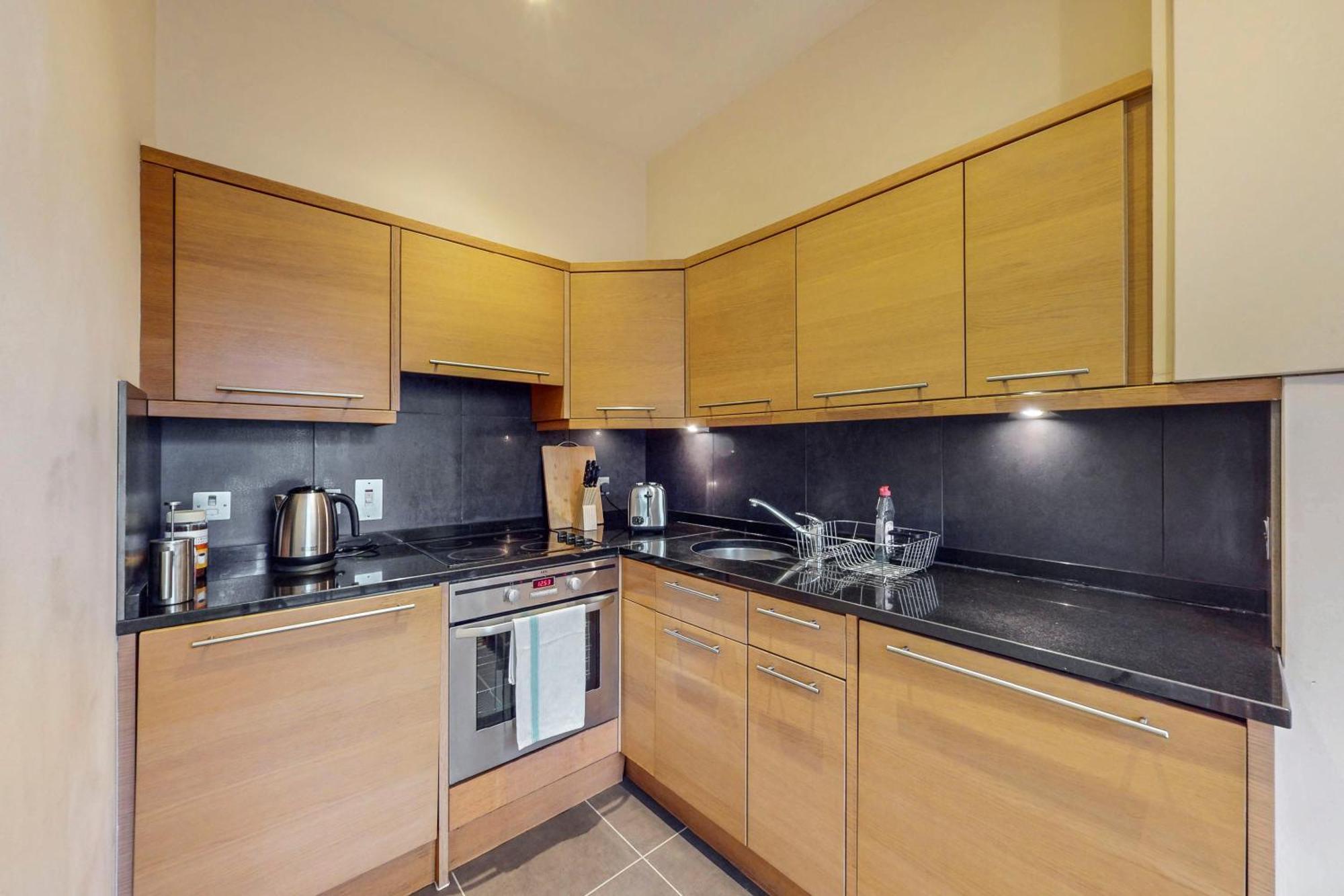 Apartment Charming Victorian 1-bed Flat-3 Mins To Bus Stop *