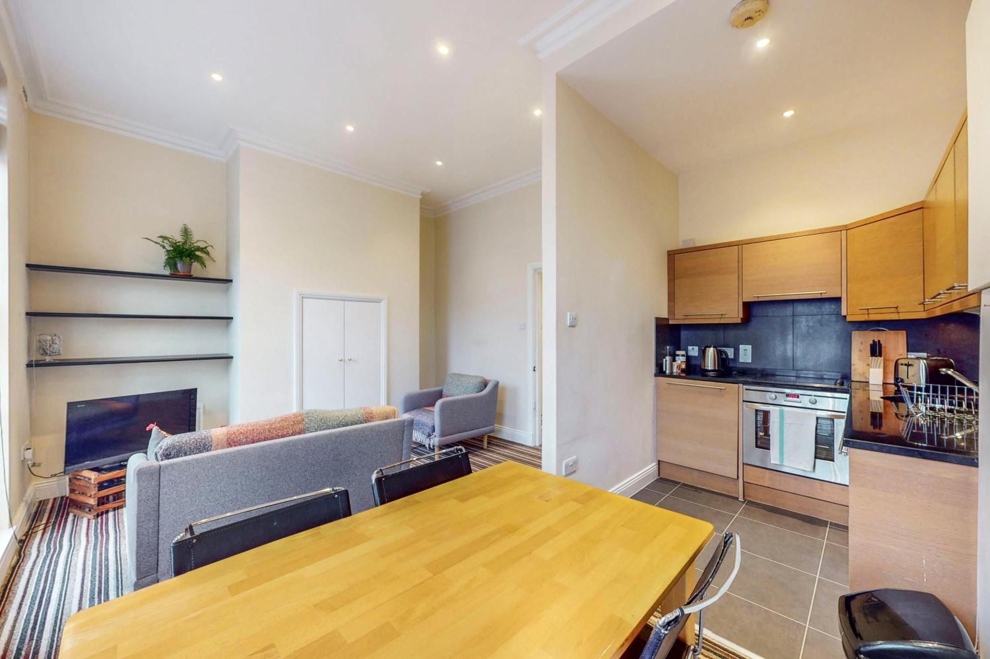 Apartment Charming Victorian 1-bed Flat-3 Mins To Bus Stop London
