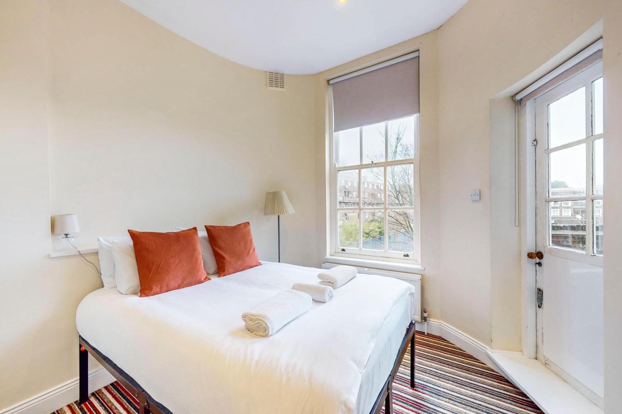 Charming Victorian 1-bed Flat-3 Mins To Bus Stop Apartment *