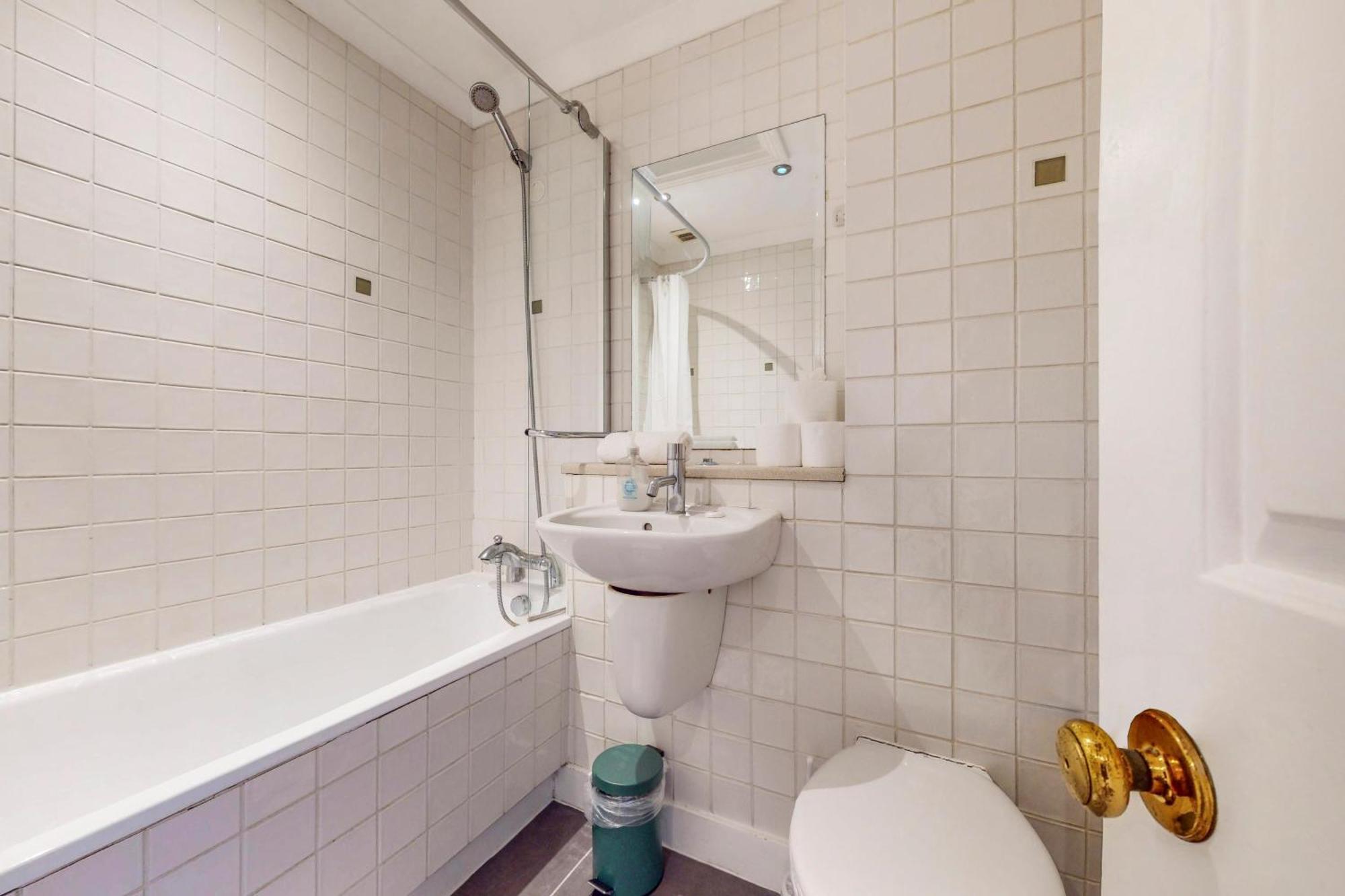 Apartment Charming Victorian 1-bed Flat-3 Mins To Bus Stop London