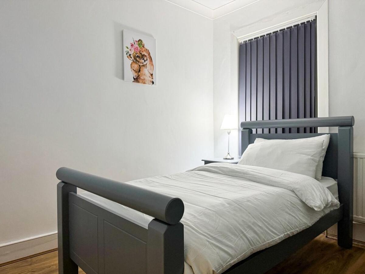 North Spacious 7- Bedroom House Apartment London