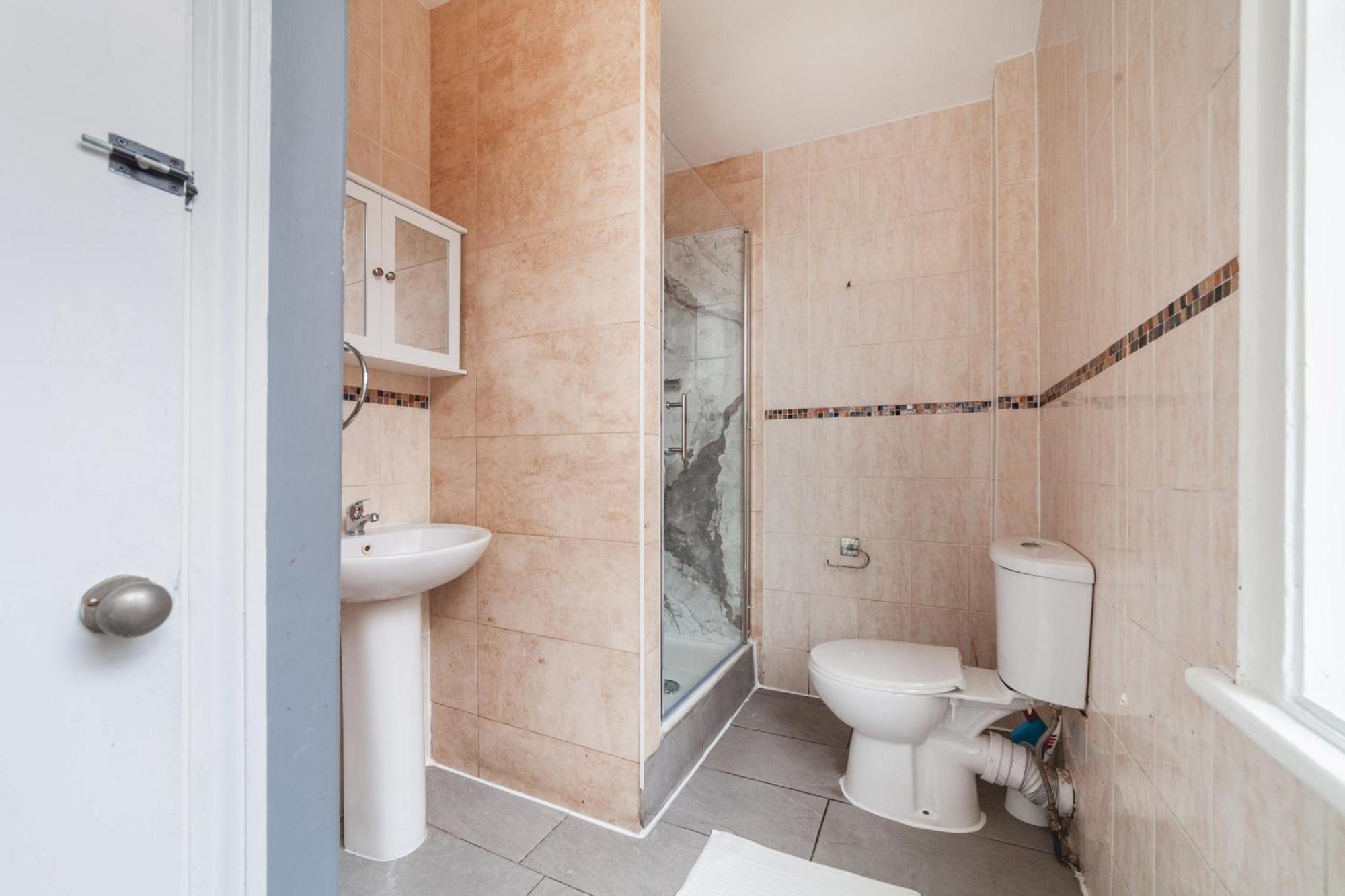 4 Bdr - 4 Mins Walk To Station, Private Garden Explore Christmas Apartment