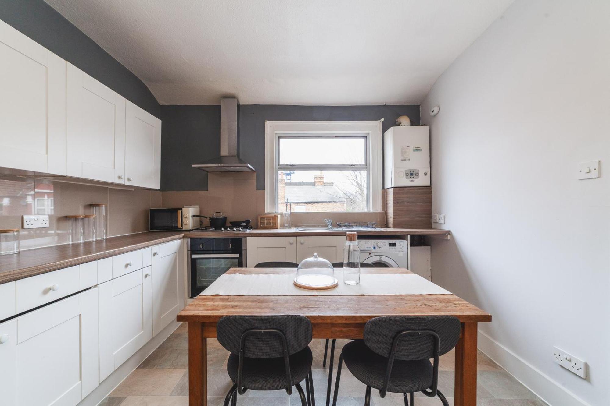 Apartment 4 Bdr - 4 Mins Walk To Station, Private Garden Explore Christmas *