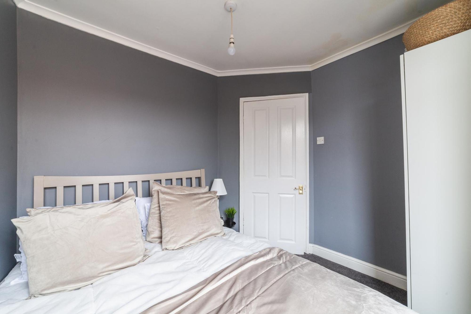 4 Bdr - 4 Mins Walk To Station, Private Garden Explore Christmas Apartment London