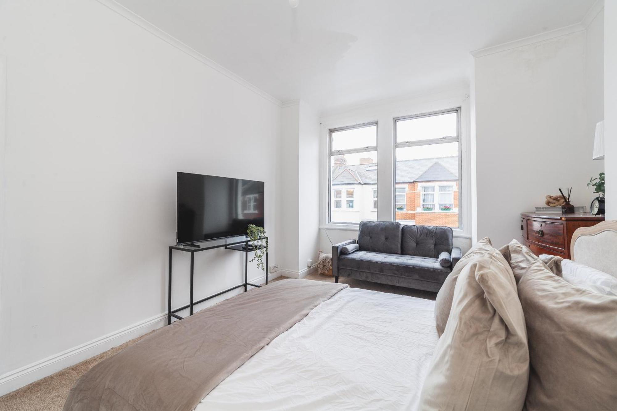 4 Bdr - 4 Mins Walk To Station, Private Garden Explore Christmas Apartment London