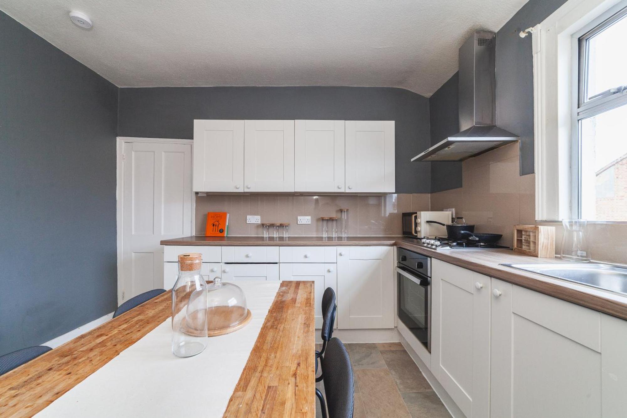4 Bdr - 4 Mins Walk To Station, Private Garden Explore Christmas London