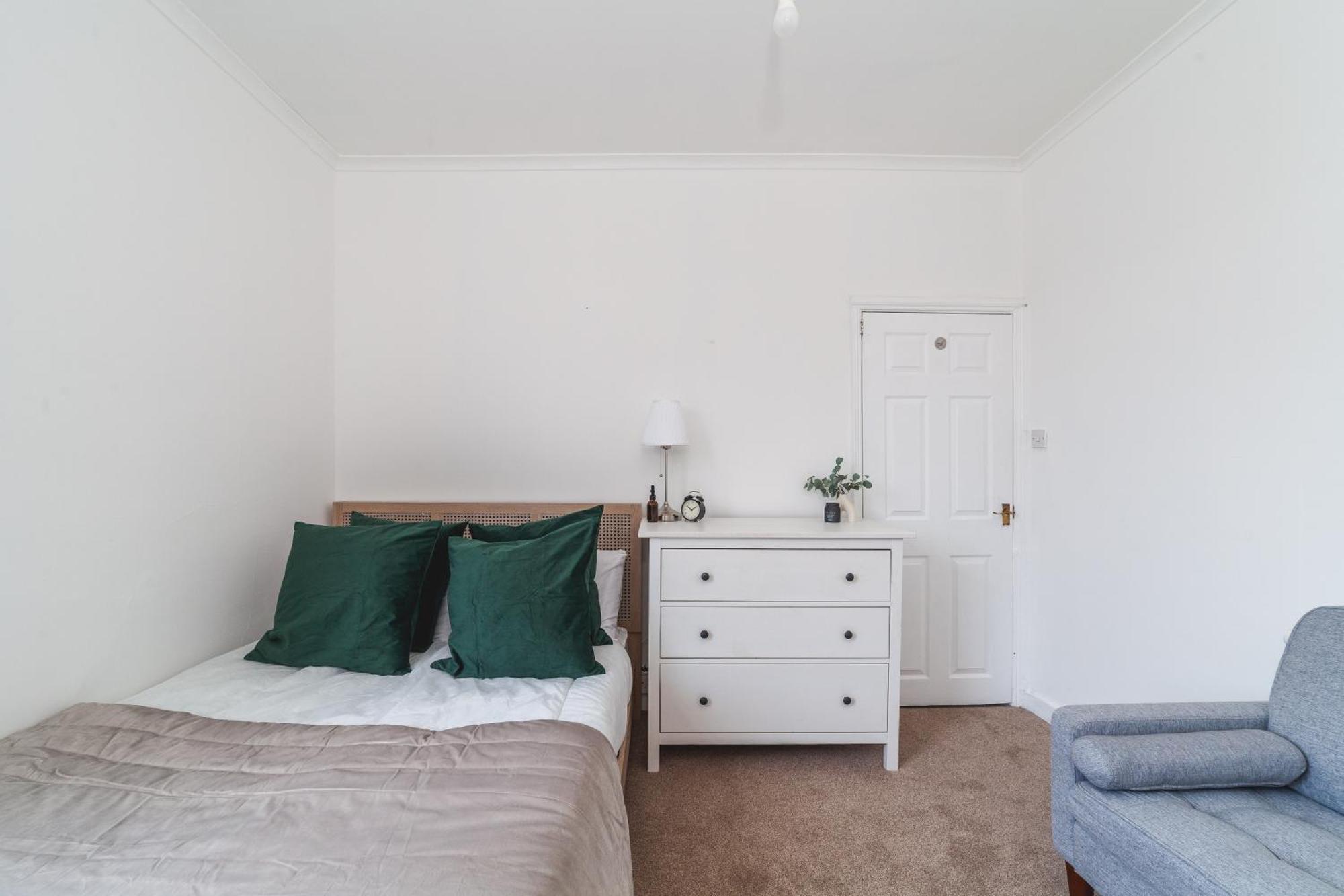 Apartment 4 Bdr - 4 Mins Walk To Station, Private Garden Explore Christmas *
