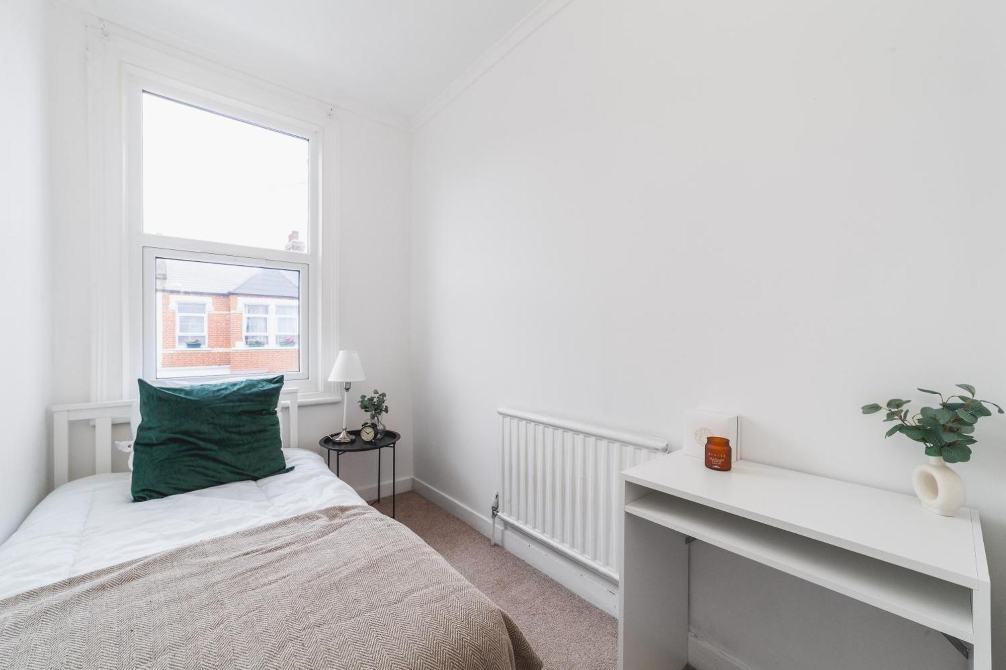 4 Bdr - 4 Mins Walk To Station, Private Garden Explore Christmas *