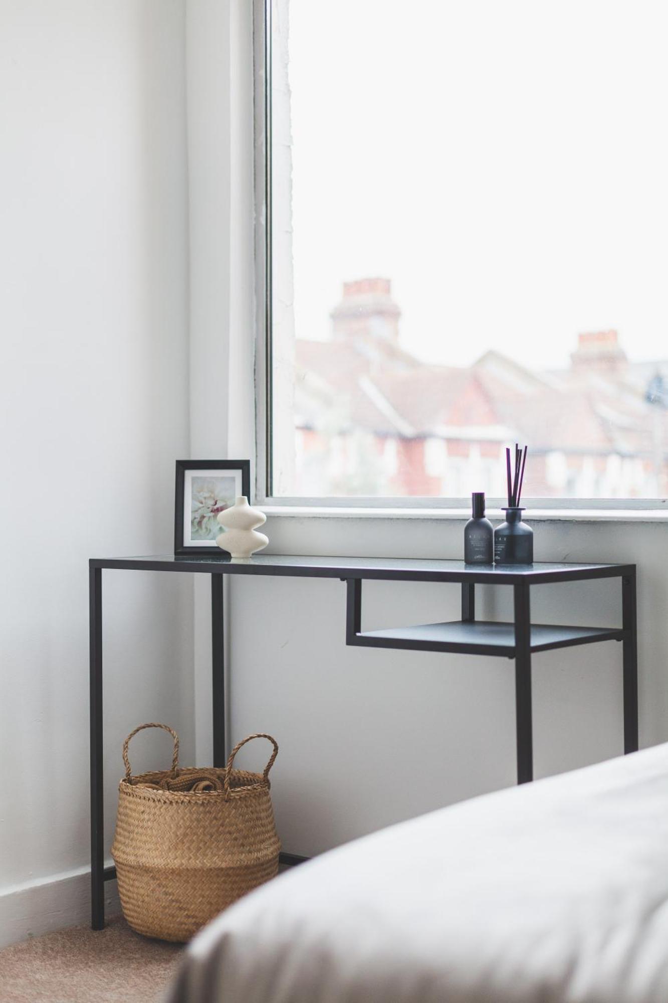 4 Bdr - 4 Mins Walk To Station, Private Garden Explore Christmas Apartment London
