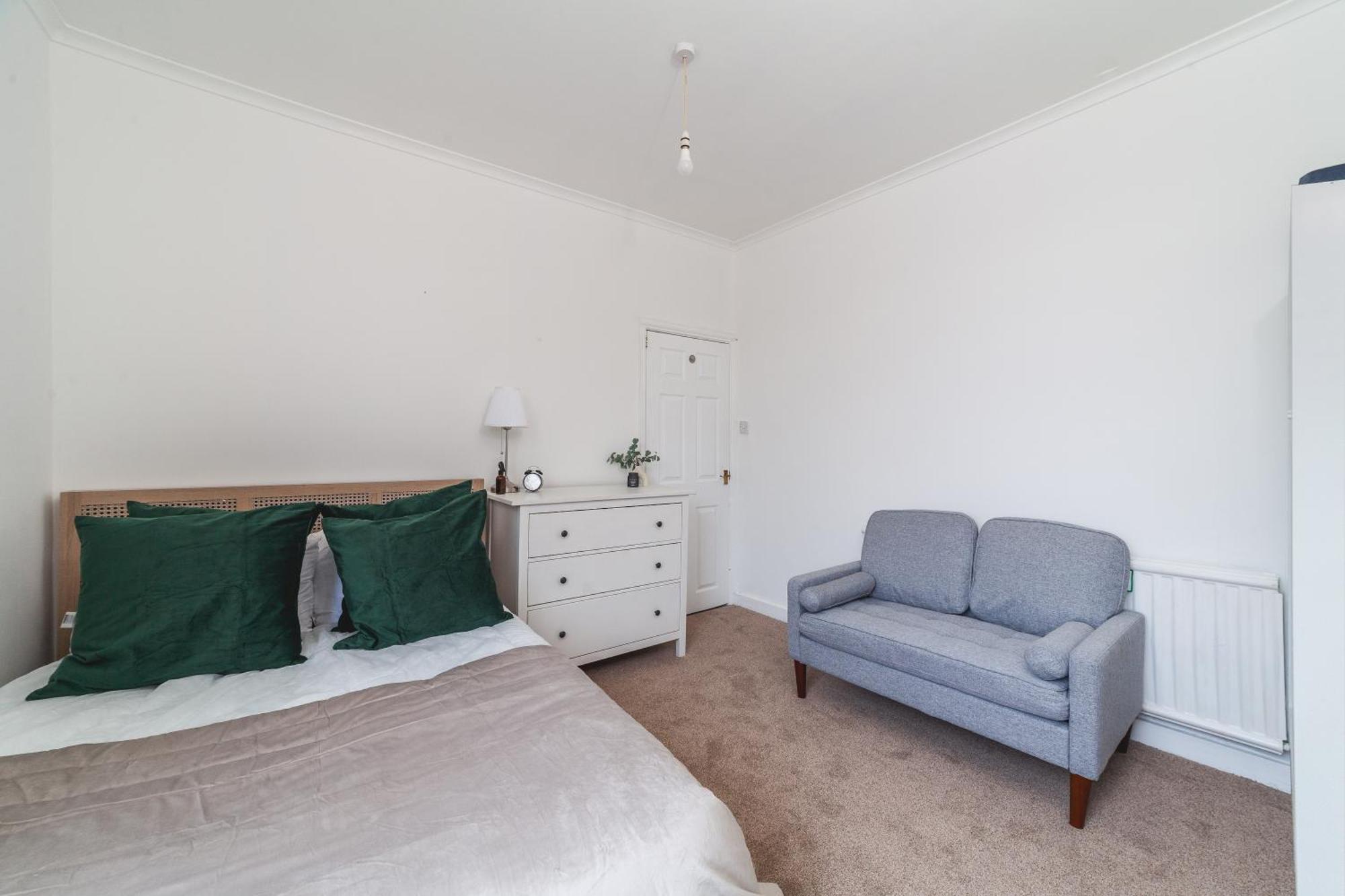 Apartment 4 Bdr - 4 Mins Walk To Station, Private Garden Explore Christmas London