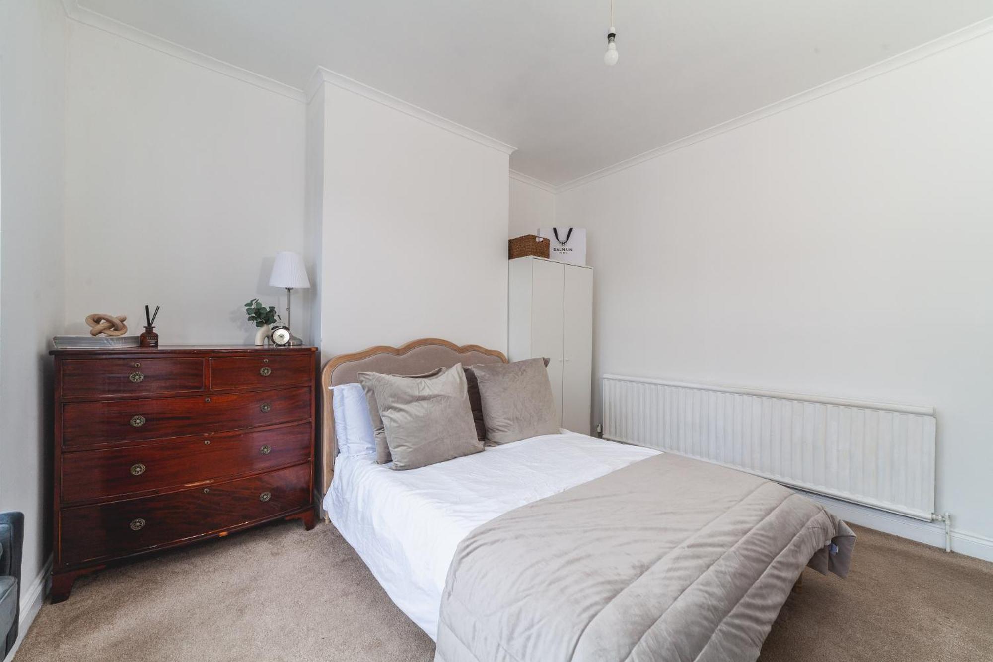 4 Bdr - 4 Mins Walk To Station, Private Garden Explore Christmas *