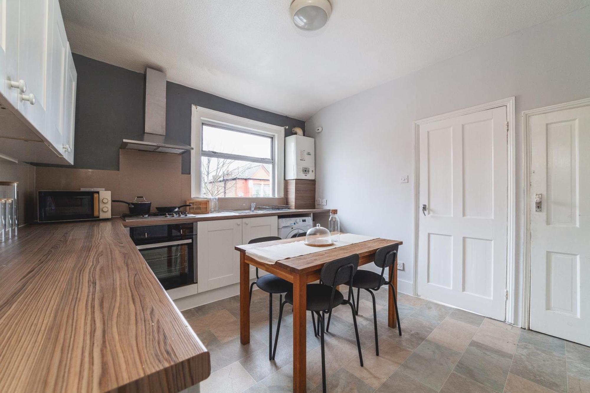 4 Bdr - 4 Mins Walk To Station, Private Garden Explore Christmas Apartment