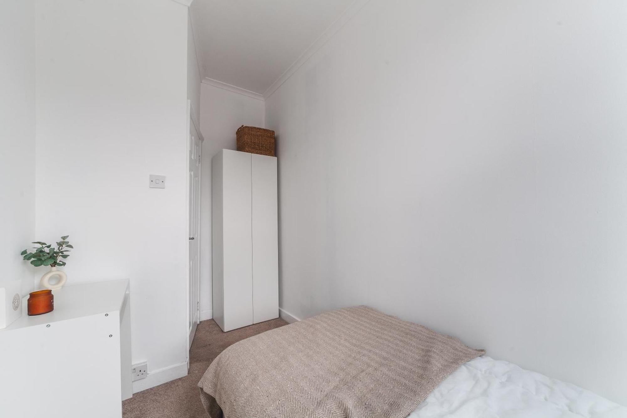 Apartment 4 Bdr - 4 Mins Walk To Station, Private Garden Explore Christmas London