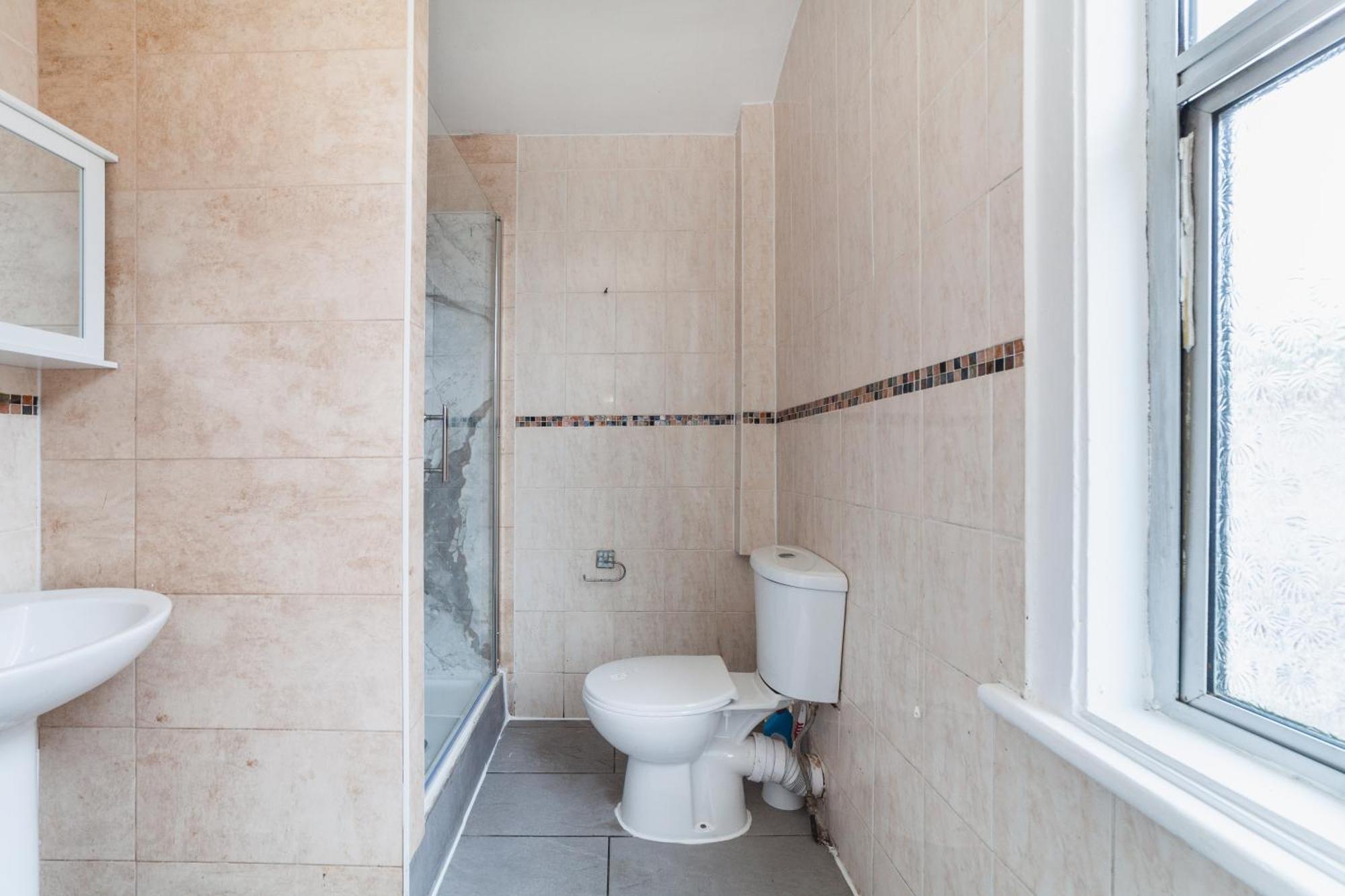 4 Bdr - 4 Mins Walk To Station, Private Garden Explore Christmas Apartment