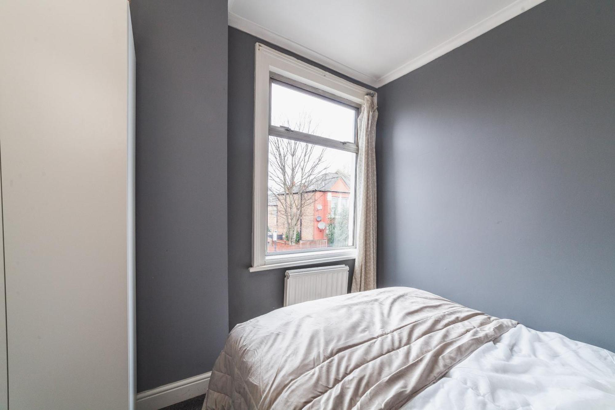 4 Bdr - 4 Mins Walk To Station, Private Garden Explore Christmas Apartment London