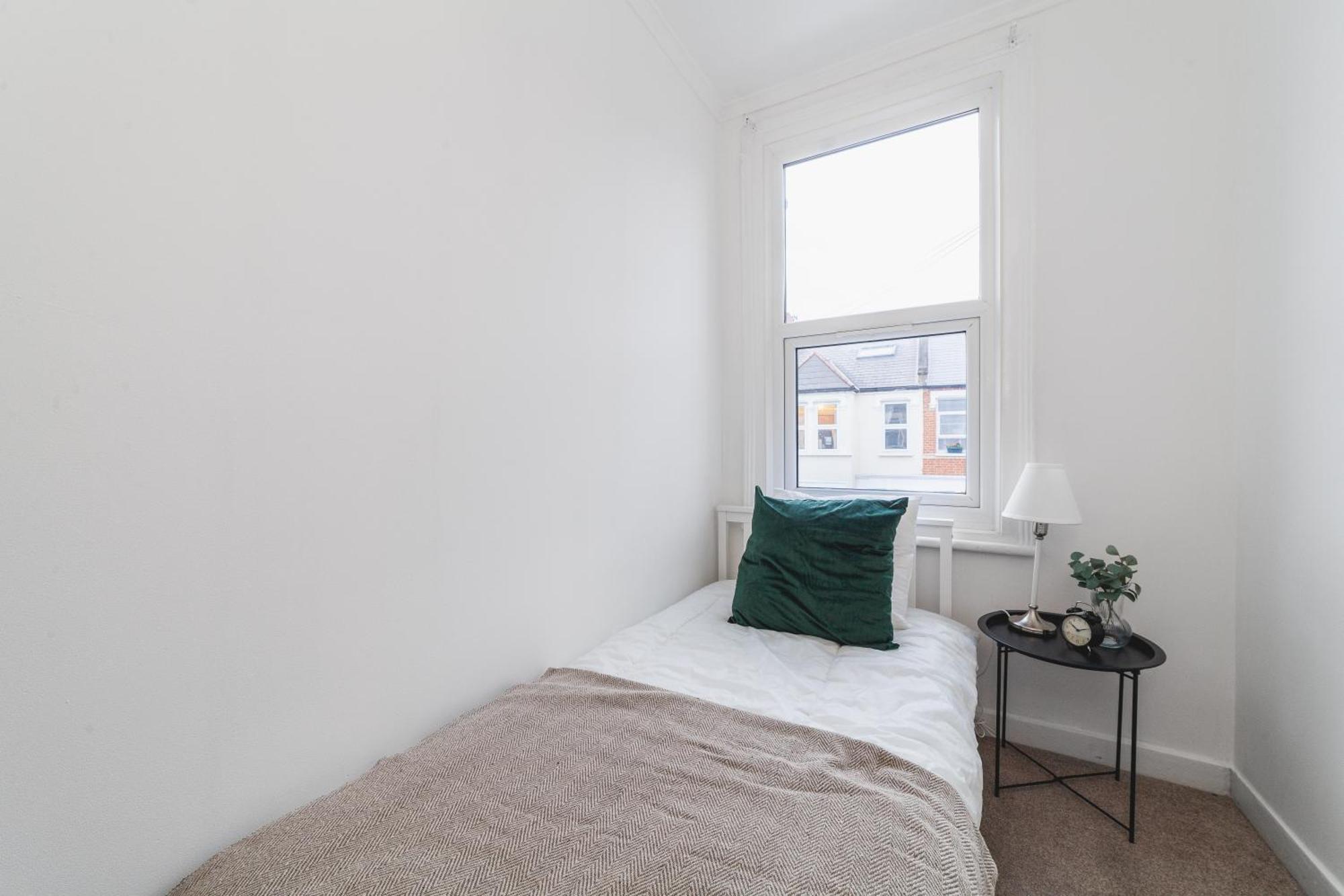 4 Bdr - 4 Mins Walk To Station, Private Garden Explore Christmas Apartment *