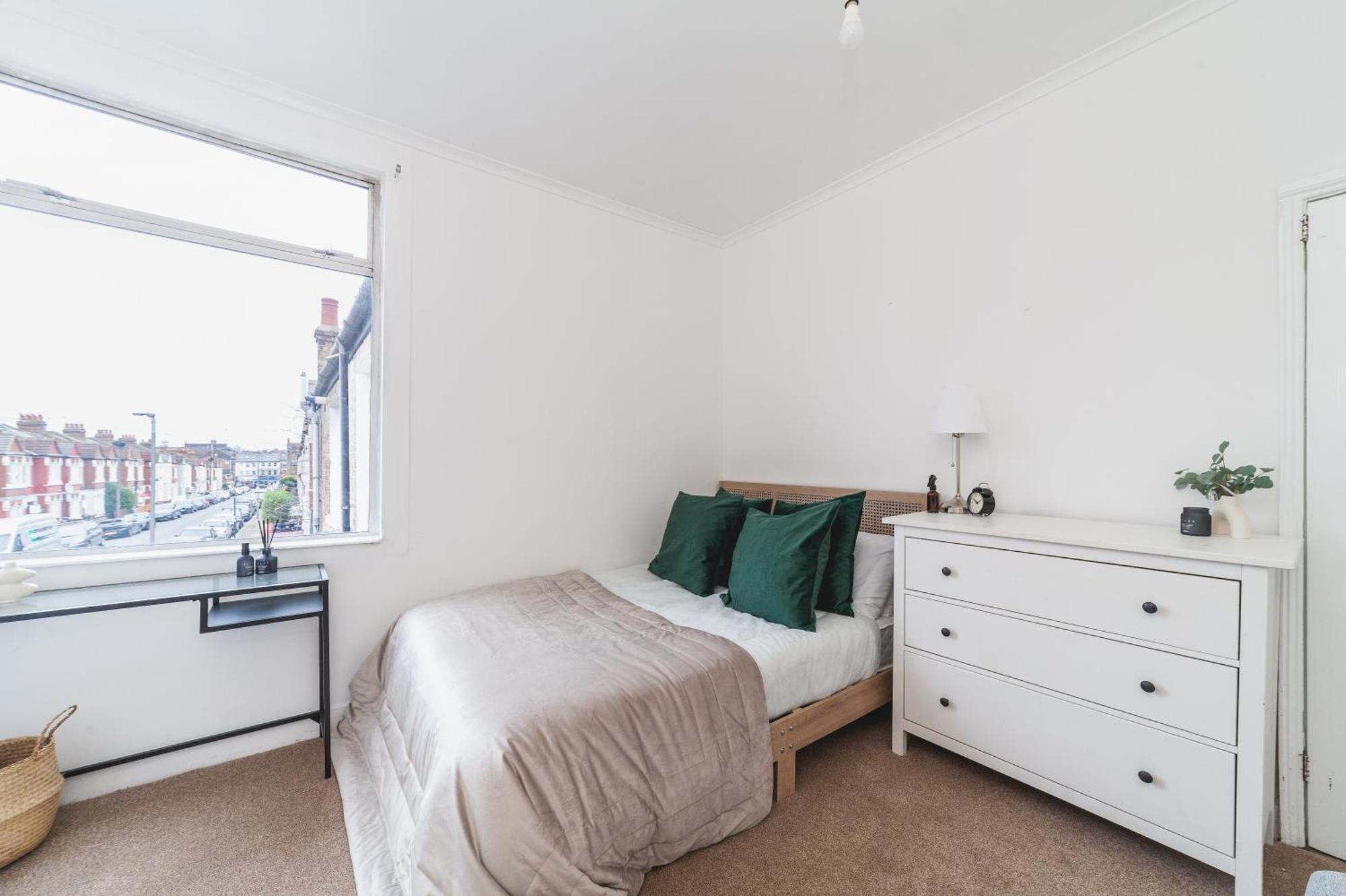 4 Bdr - 4 Mins Walk To Station, Private Garden Explore Christmas Apartment London