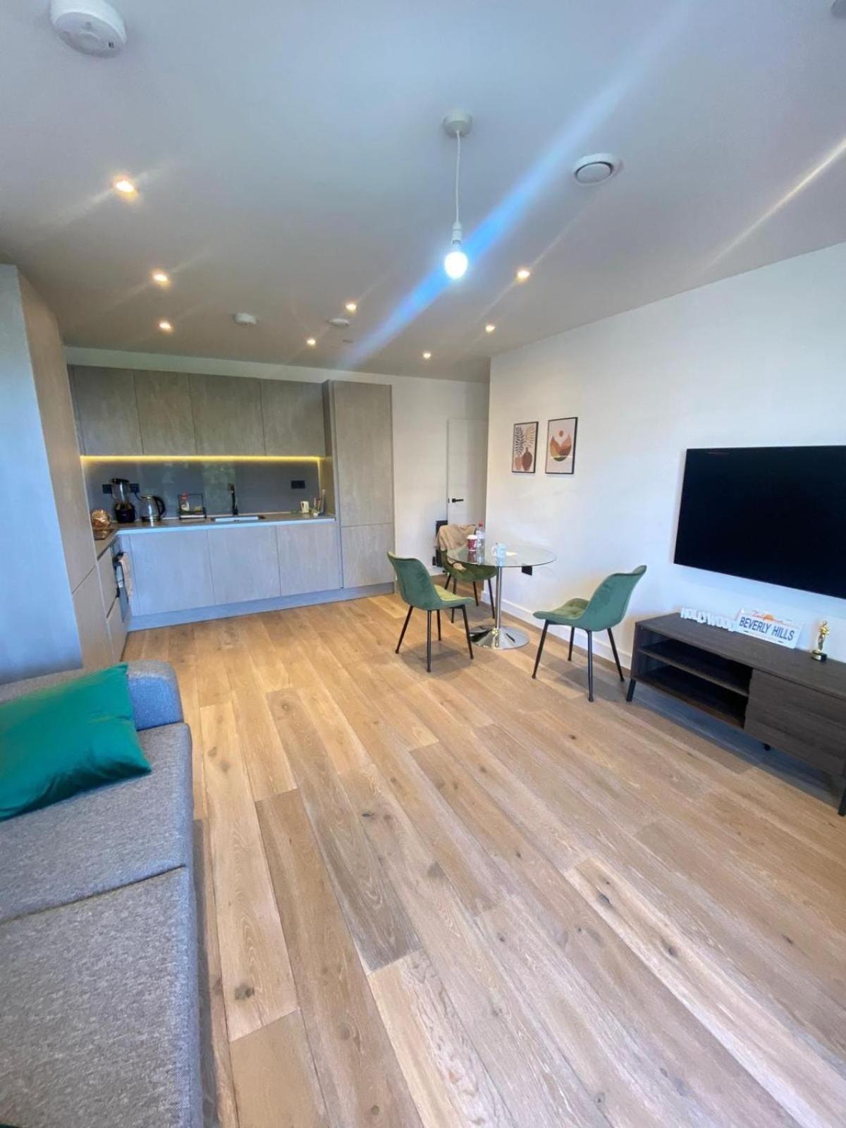Stylish New Build Flat In Apartment *