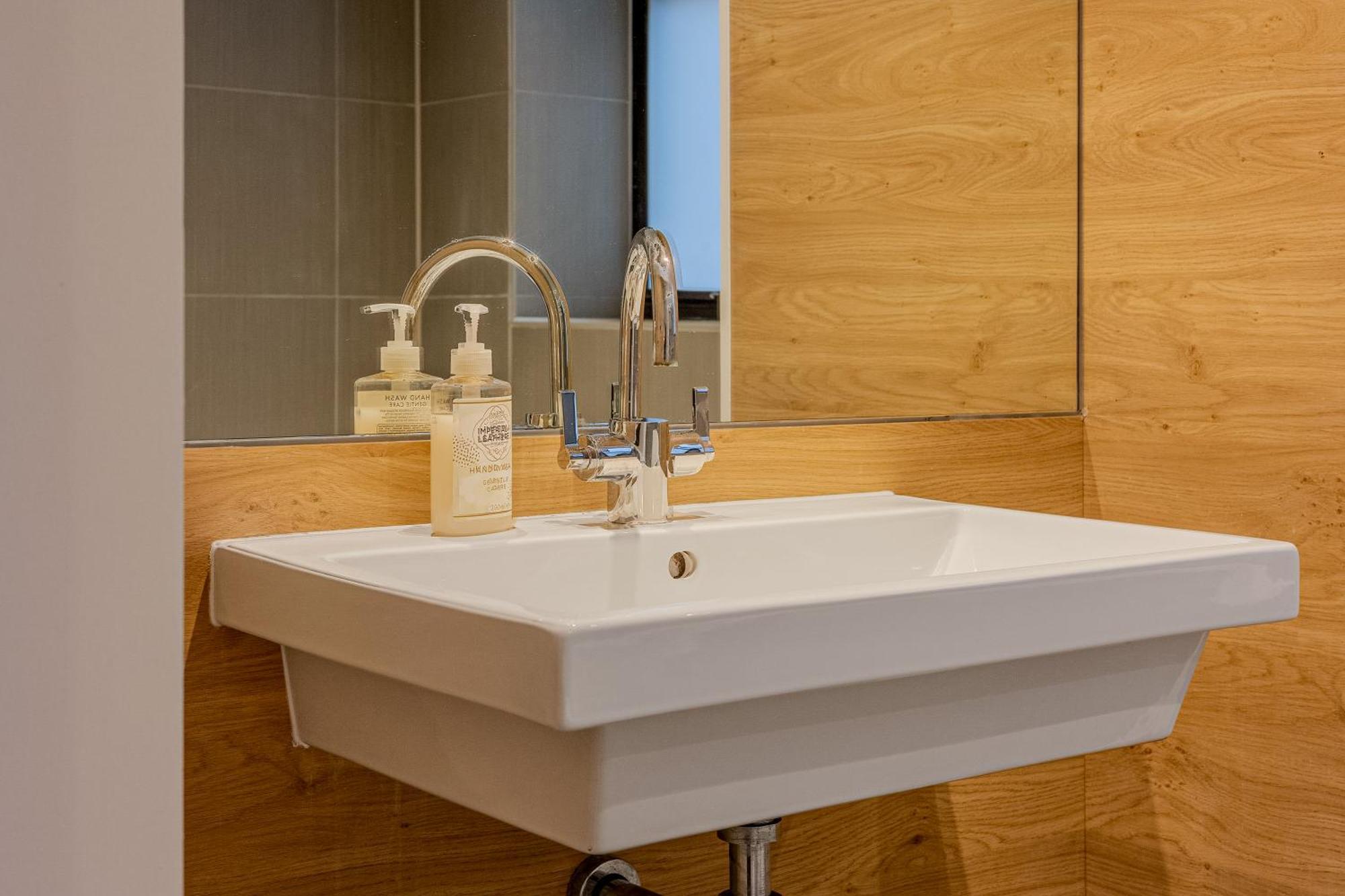 Modern Serviced 3 Minutes From Blackfriars Station Londen