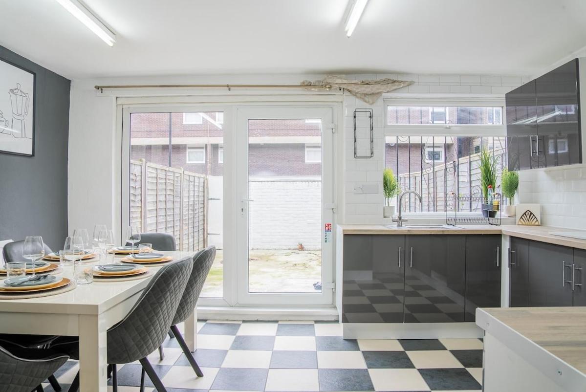 Large Cozy 4 Bedroom House In Vakantiehuis Londen