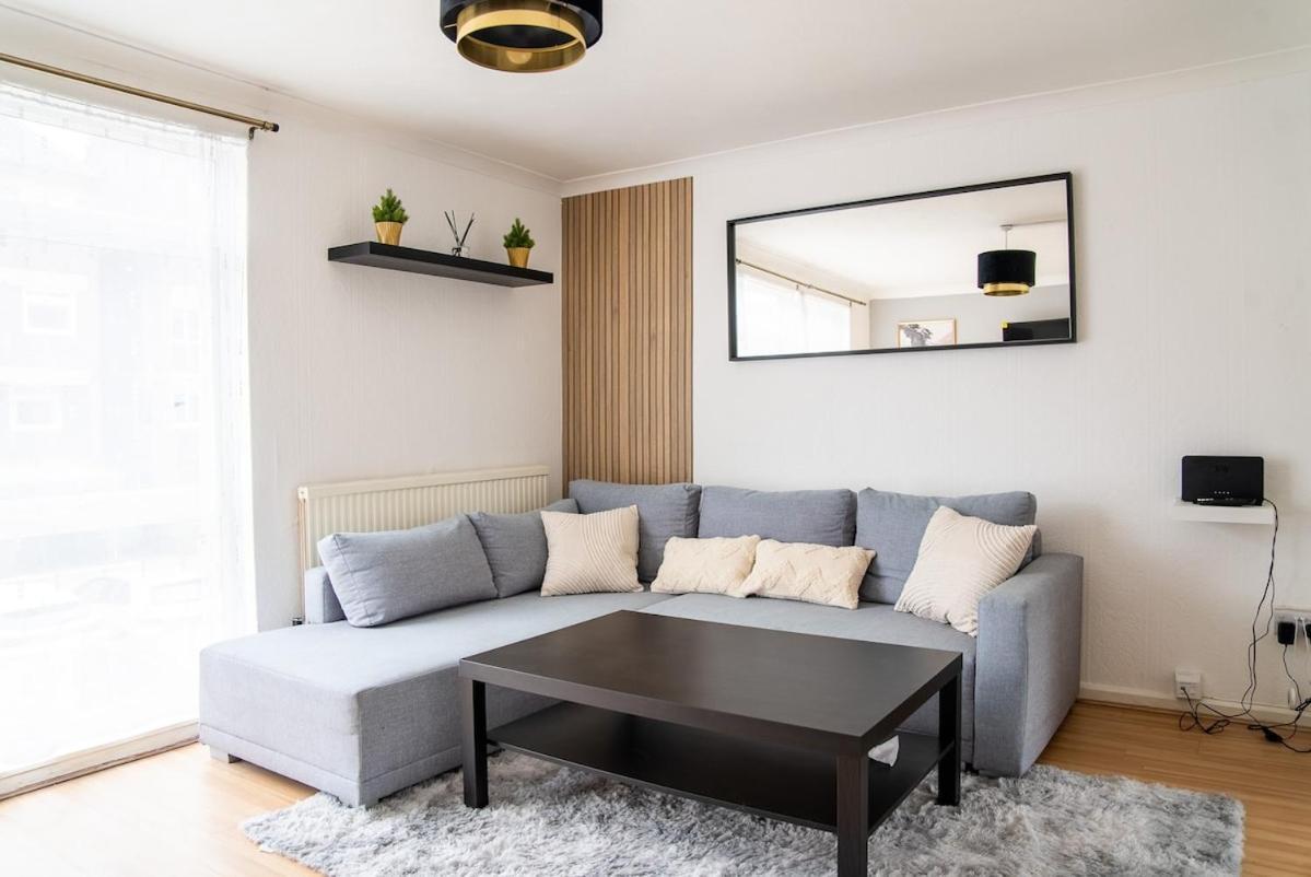 Large Cozy 4 Bedroom House In *