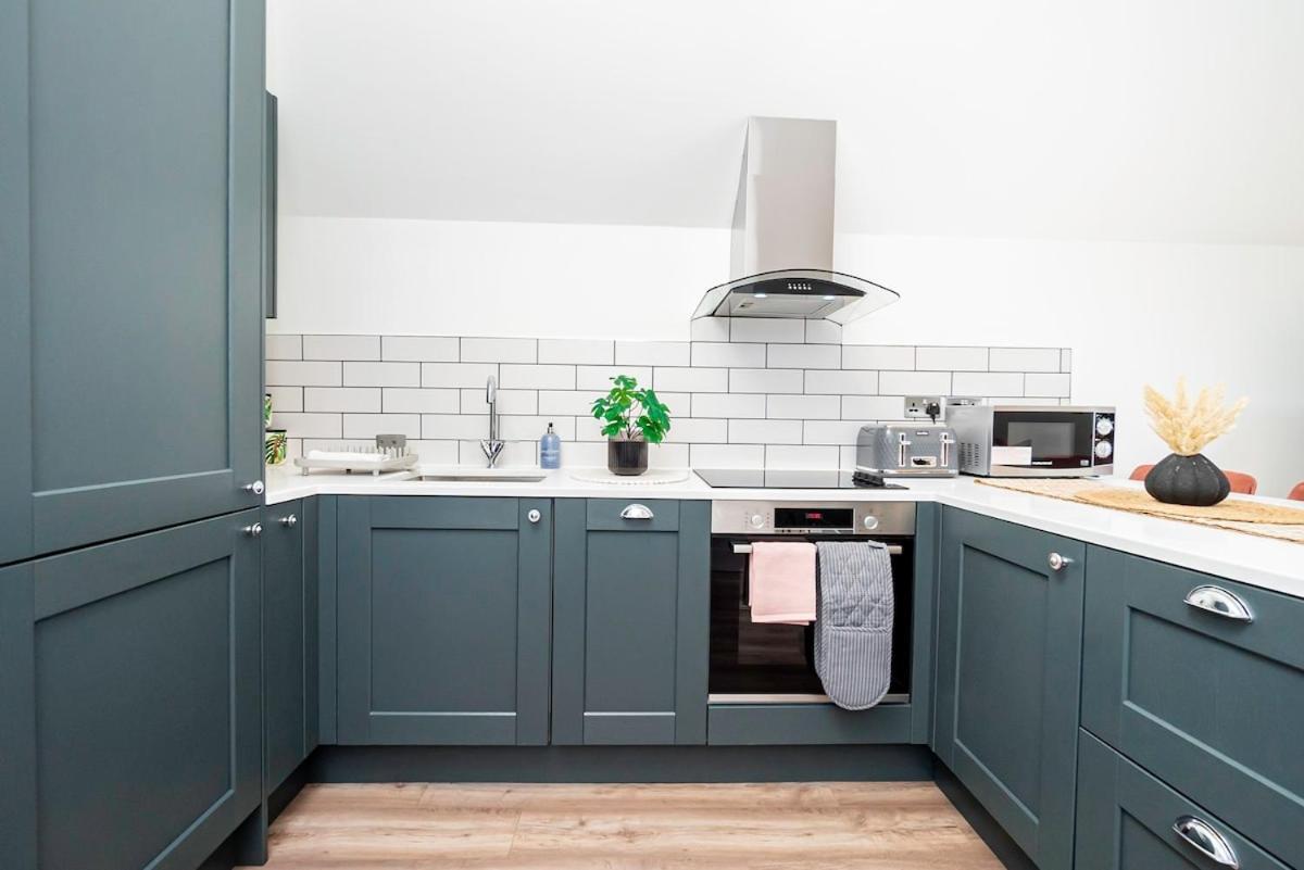 Gorgeous 1-bedroom Acton Flat With Two Balconies At Acton, Sleeps 4 Appartement Londen