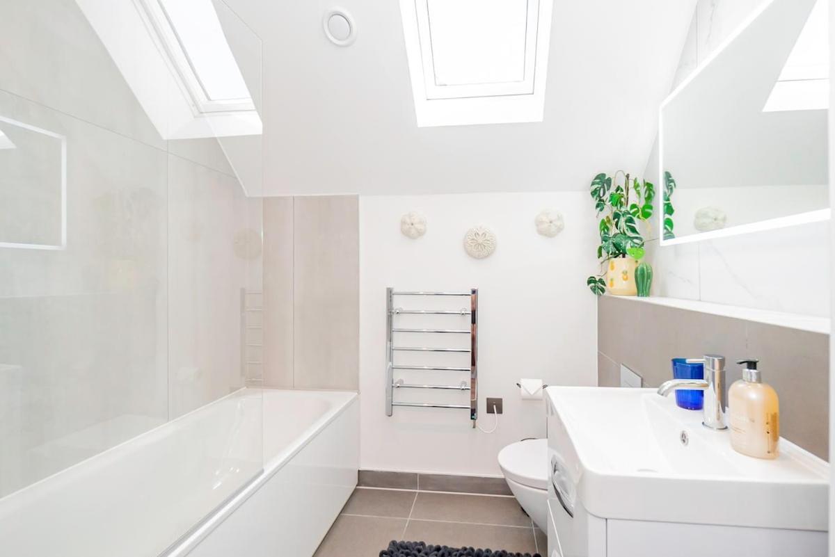Gorgeous 1-bedroom Acton Flat With Two Balconies At Acton, Sleeps 4 * Londen