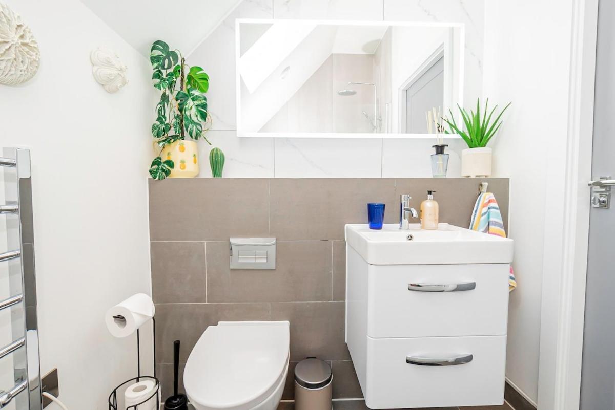 Gorgeous 1-bedroom Acton Flat With Two Balconies At Acton, Sleeps 4 Londen