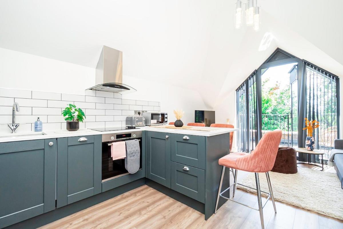 Gorgeous 1-bedroom Acton Flat With Two Balconies At Acton, Sleeps 4 Appartement *