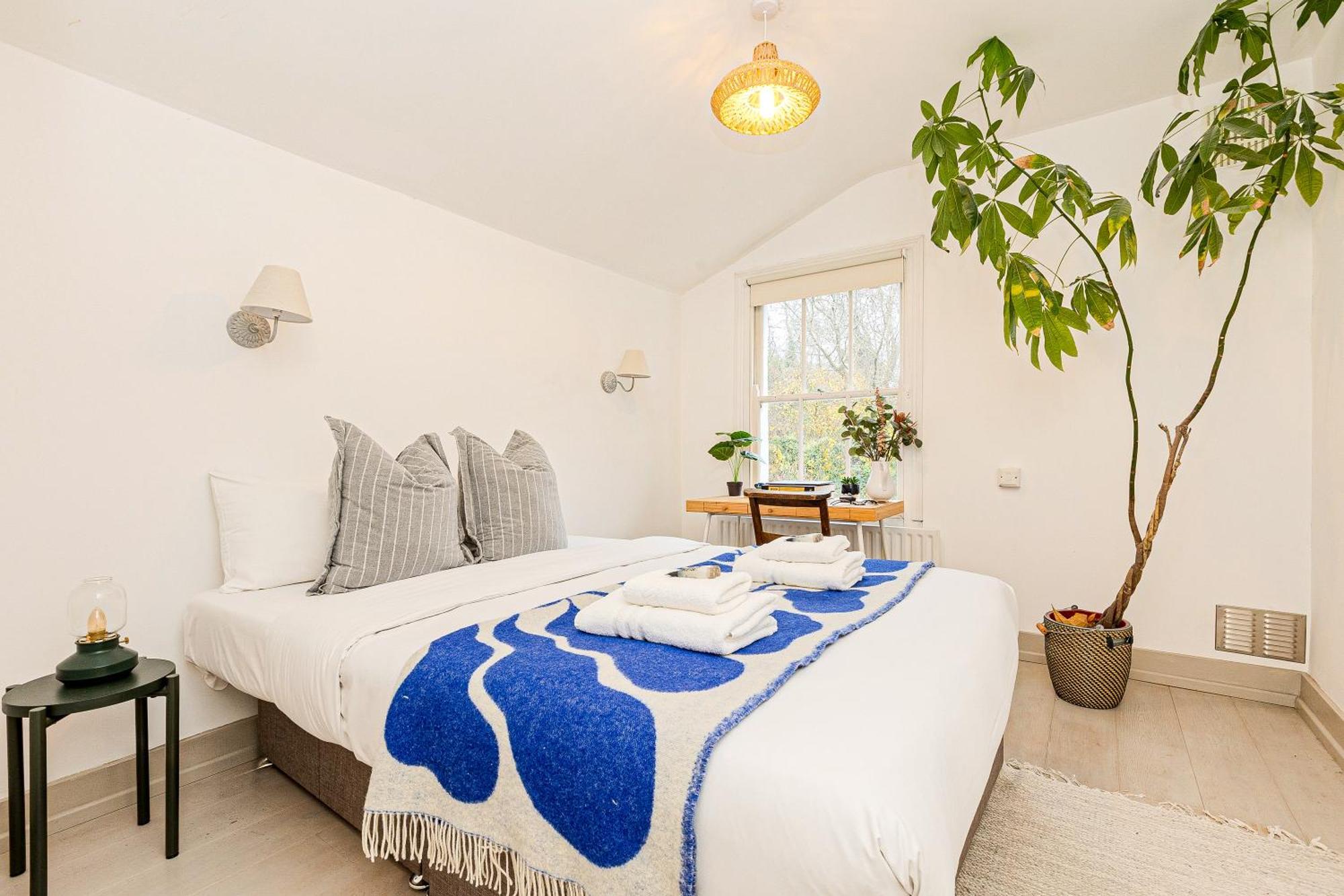 3br Flat W Garden In West Kensington, 4min Tube Station * London