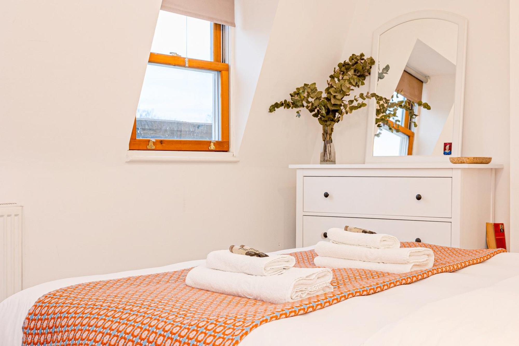 Holiday home 3br Flat W Garden In West Kensington, 4min Tube Station London