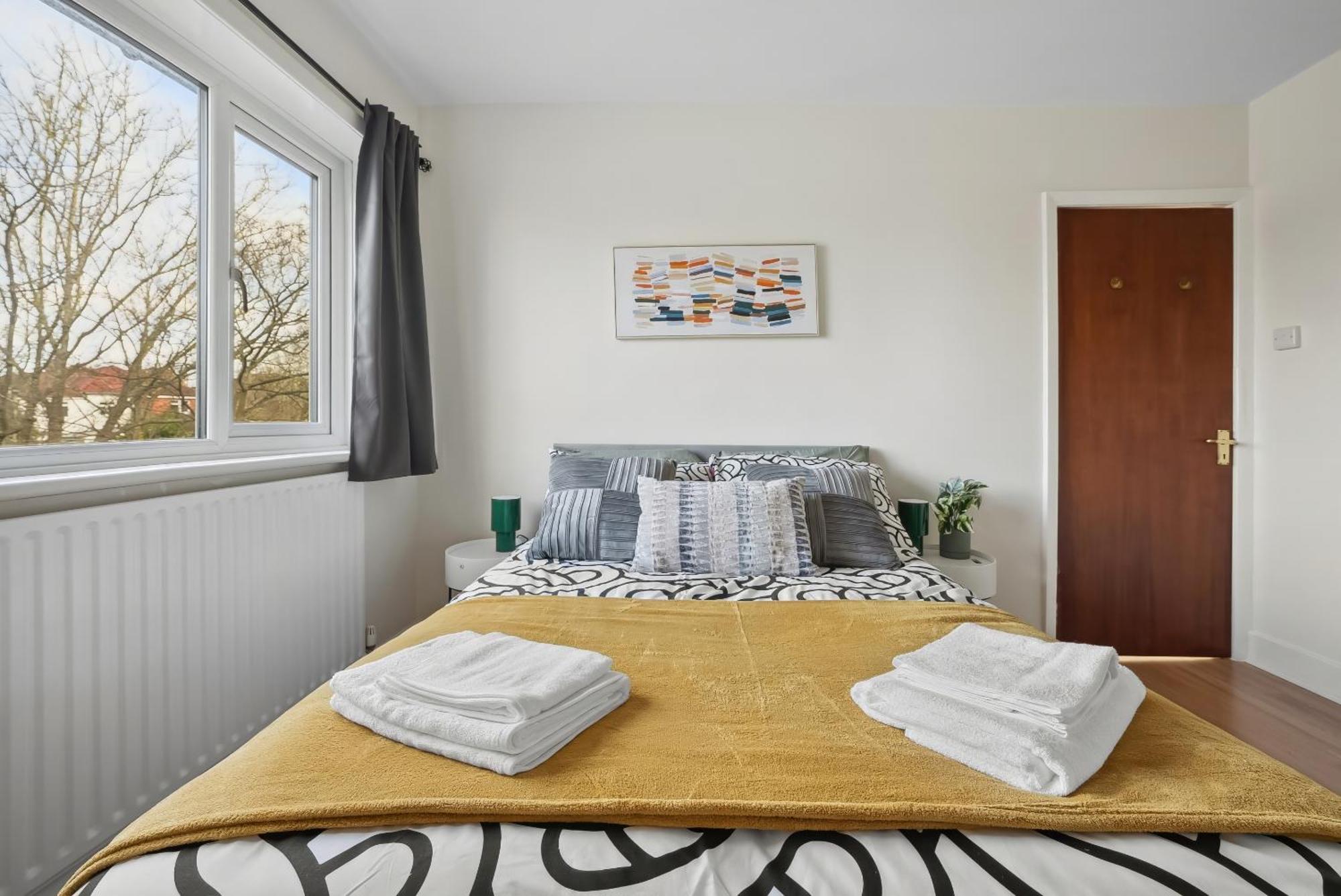 Vichy - Edgware Way 2 Bed Modern Londen
