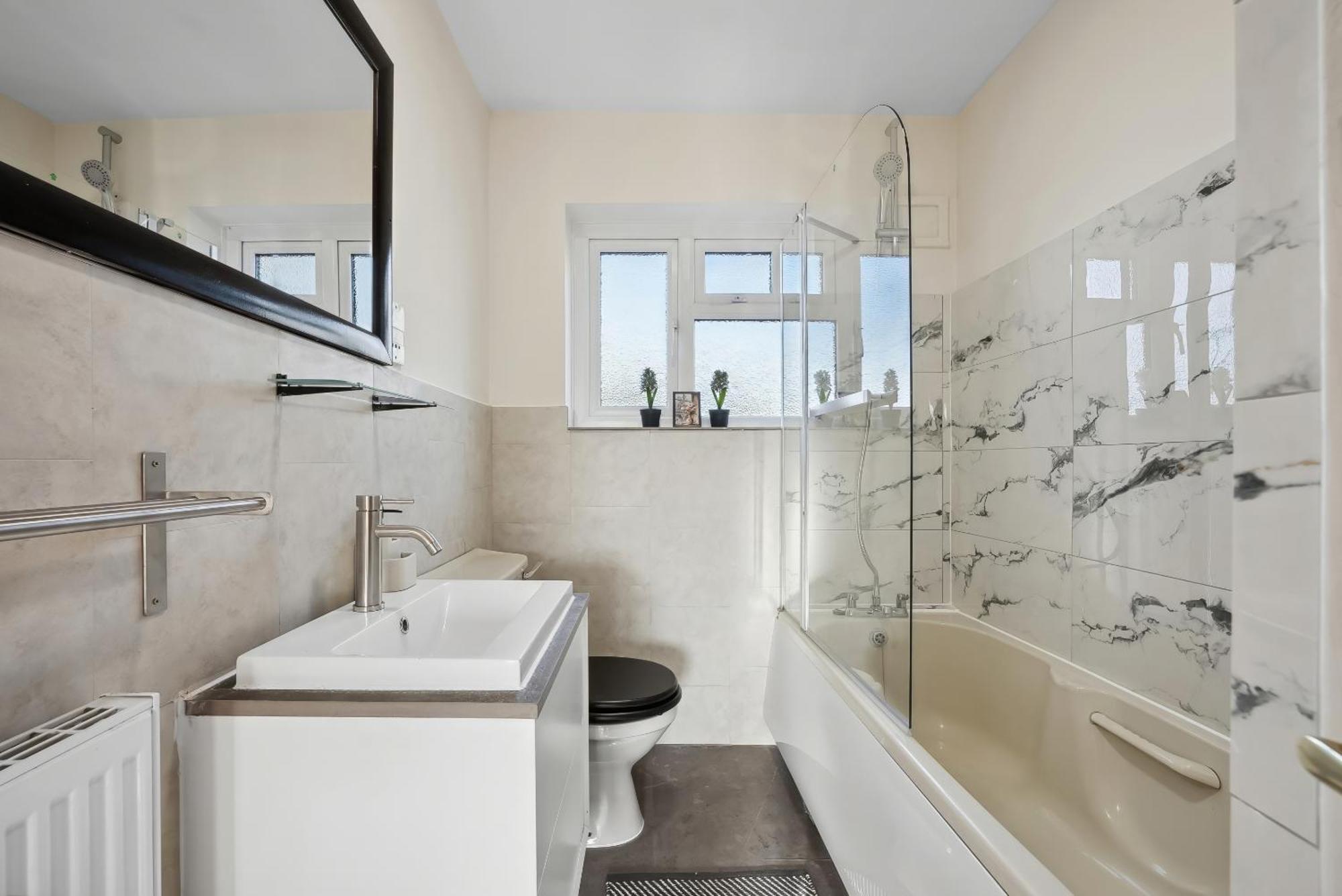 Vichy - Edgware Way 2 Bed Modern * Londen