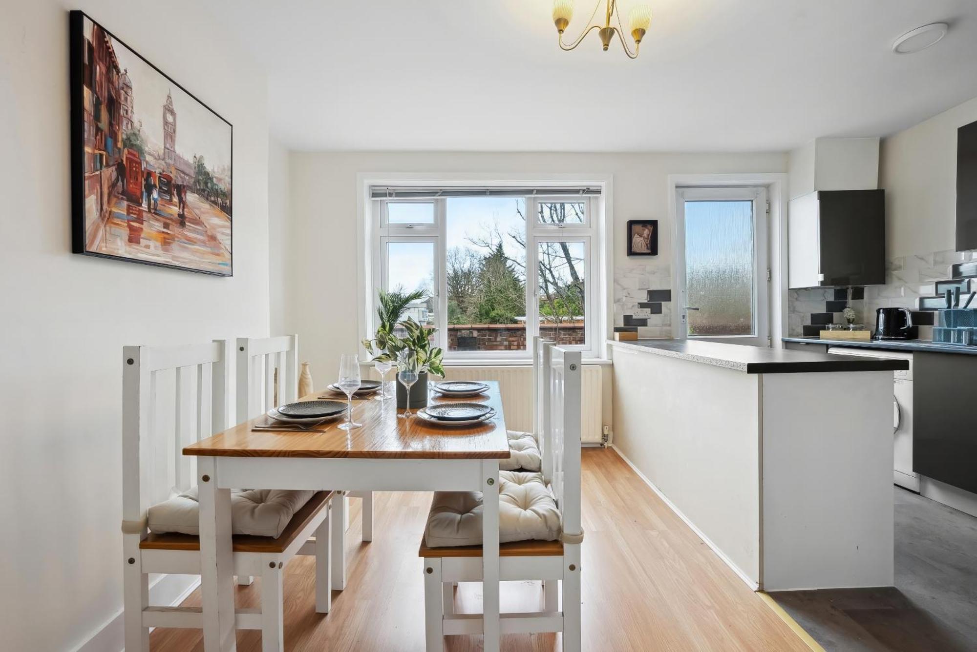 Vichy - Edgware Way 2 Bed Modern Londen