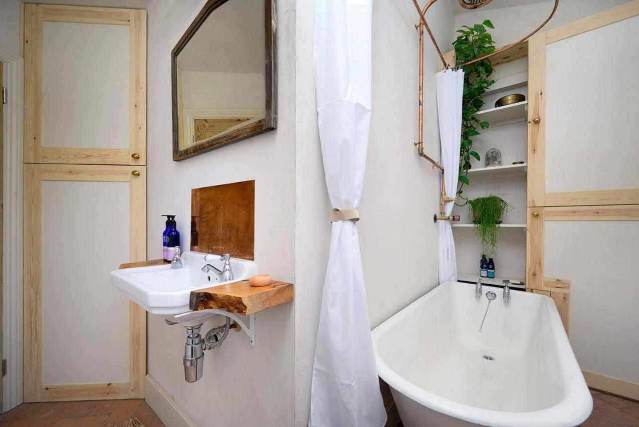 Amazing With Free Parking Apartment