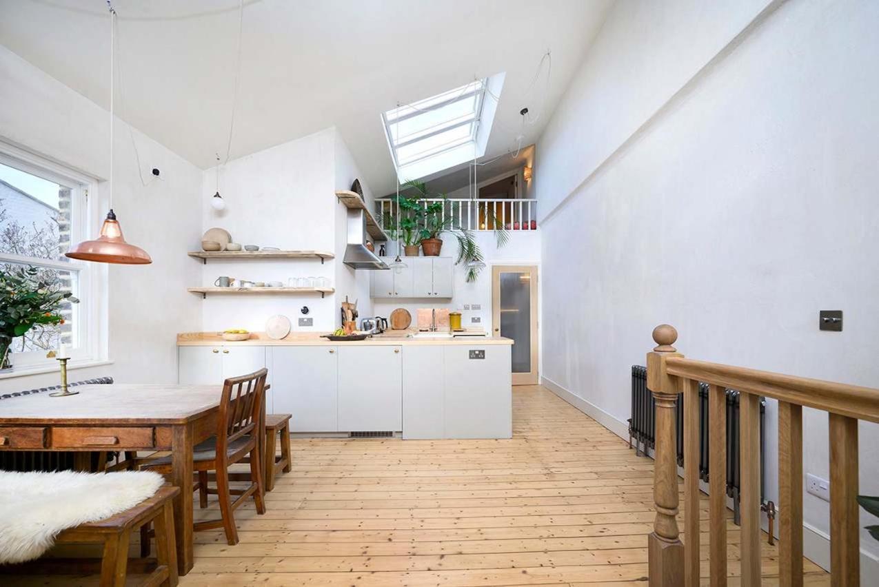 Amazing With Free Parking Apartment London